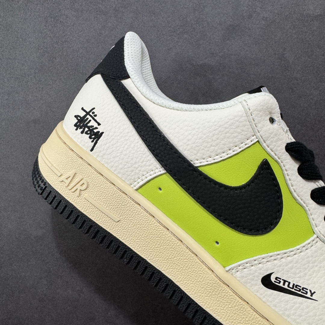 图片[6]-【定制版】海外限量发售！公司级Nike Air Force 1 \’07 Low “斯图西联名——荧光英文米黑”空军一号 低帮 运动鞋 休闲鞋 折边针车 工艺难度大 原楦头原纸板 原装鞋盒 定制五金配件 内置全掌气垫 原厂鞋底 货号：QW5836-002 尺码：36 36.5 37.5 38 38.5 39 40 40.5 41 42 42.5 43 44 44.5 45-选品中心