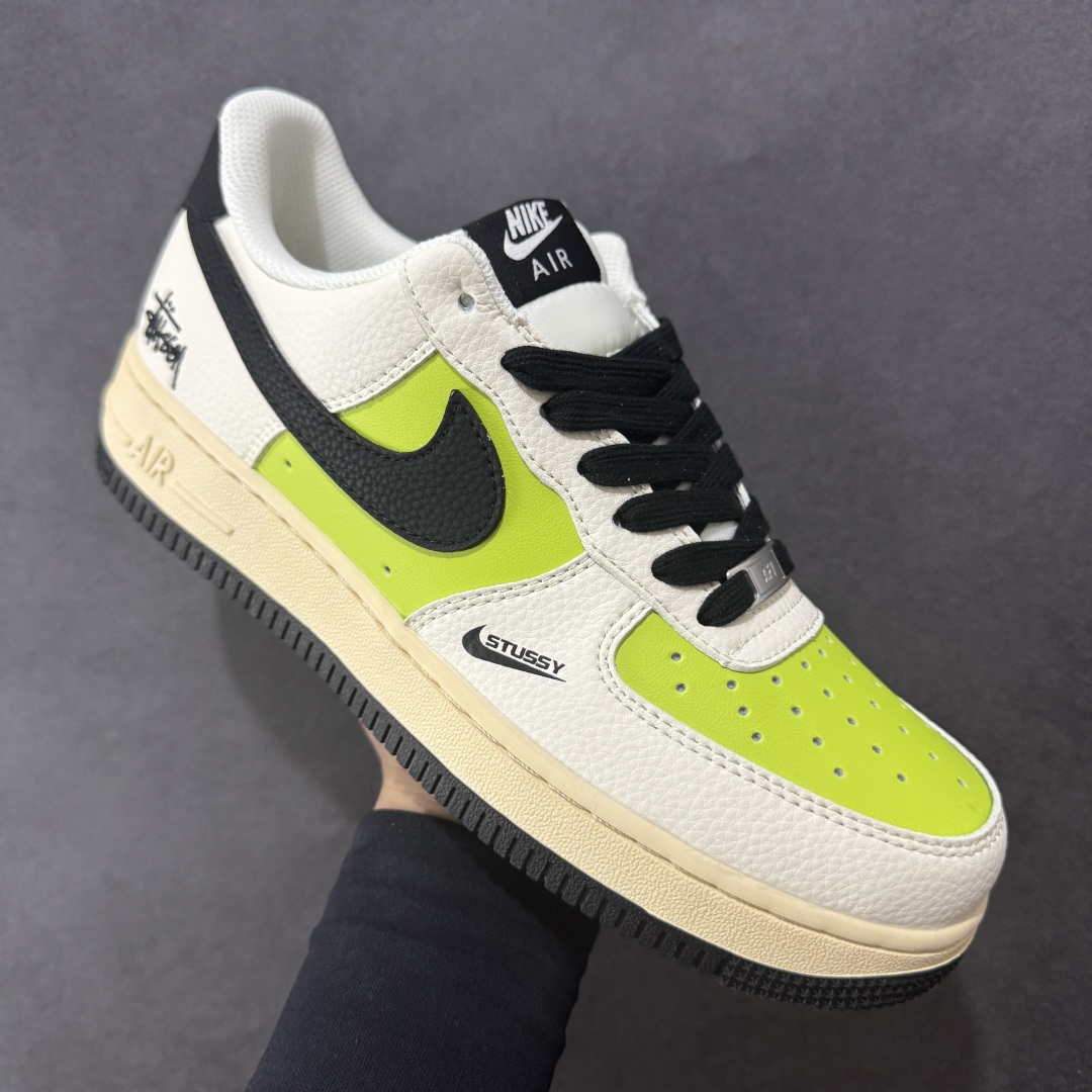 图片[3]-【定制版】海外限量发售！公司级Nike Air Force 1 \’07 Low “斯图西联名——荧光英文米黑”空军一号 低帮 运动鞋 休闲鞋 折边针车 工艺难度大 原楦头原纸板 原装鞋盒 定制五金配件 内置全掌气垫 原厂鞋底 货号：QW5836-002 尺码：36 36.5 37.5 38 38.5 39 40 40.5 41 42 42.5 43 44 44.5 45-选品中心