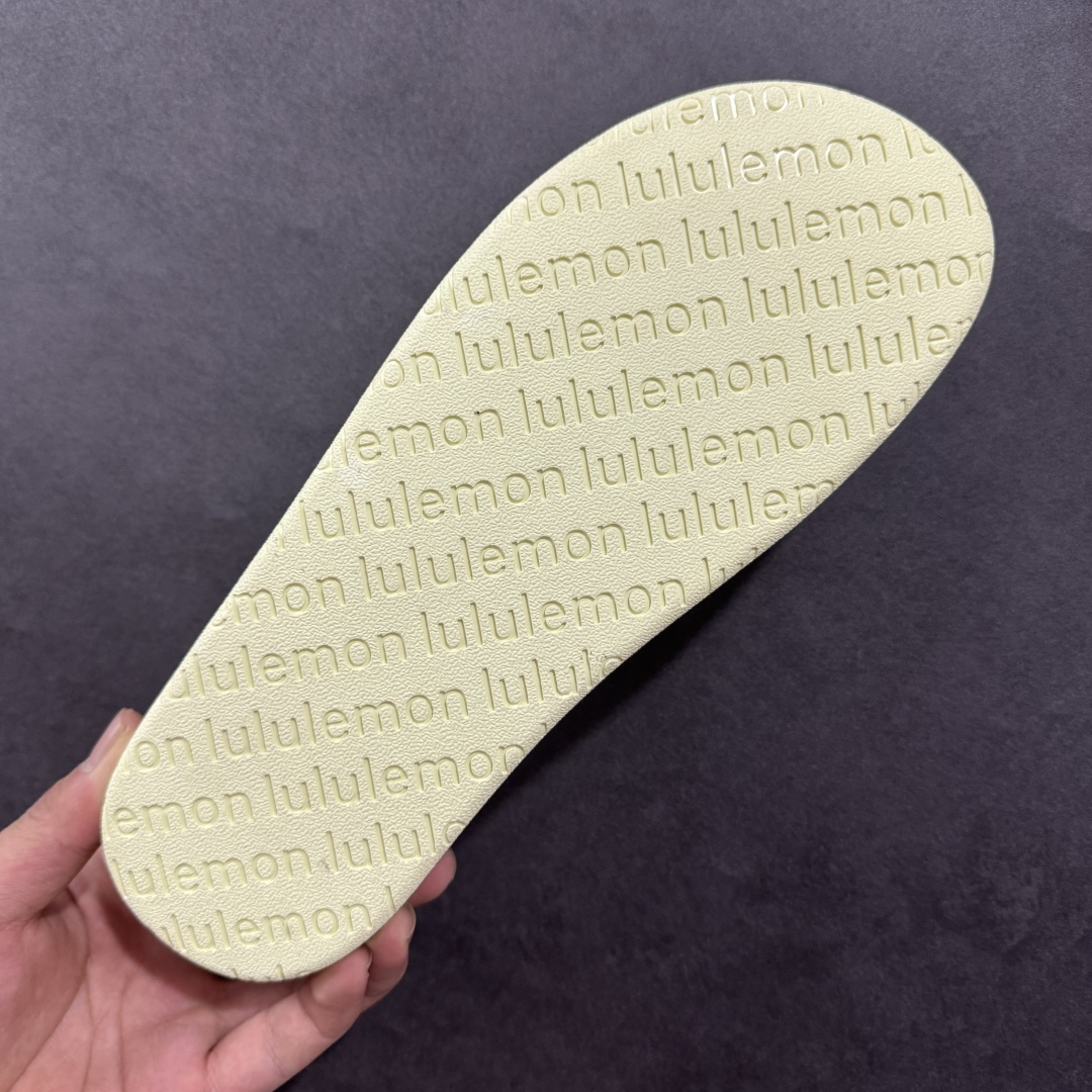 图片[9]-【公司级】Lululemon Rsetfeel Slide 露露乐檬拖鞋实拍上架 立体针织弹力鞋面轻量透气，中底采用Lululemon特别研发的加厚泡棉材料，利用专门的分层解构和泡棉技术实现了缓震和支撑性的平衡。采用TPU后跟支撑，减震设计，缓冲接地力，舒适回弹。 小红书爆款 一鞋难求👊🏻 尺码：36-45-选品中心