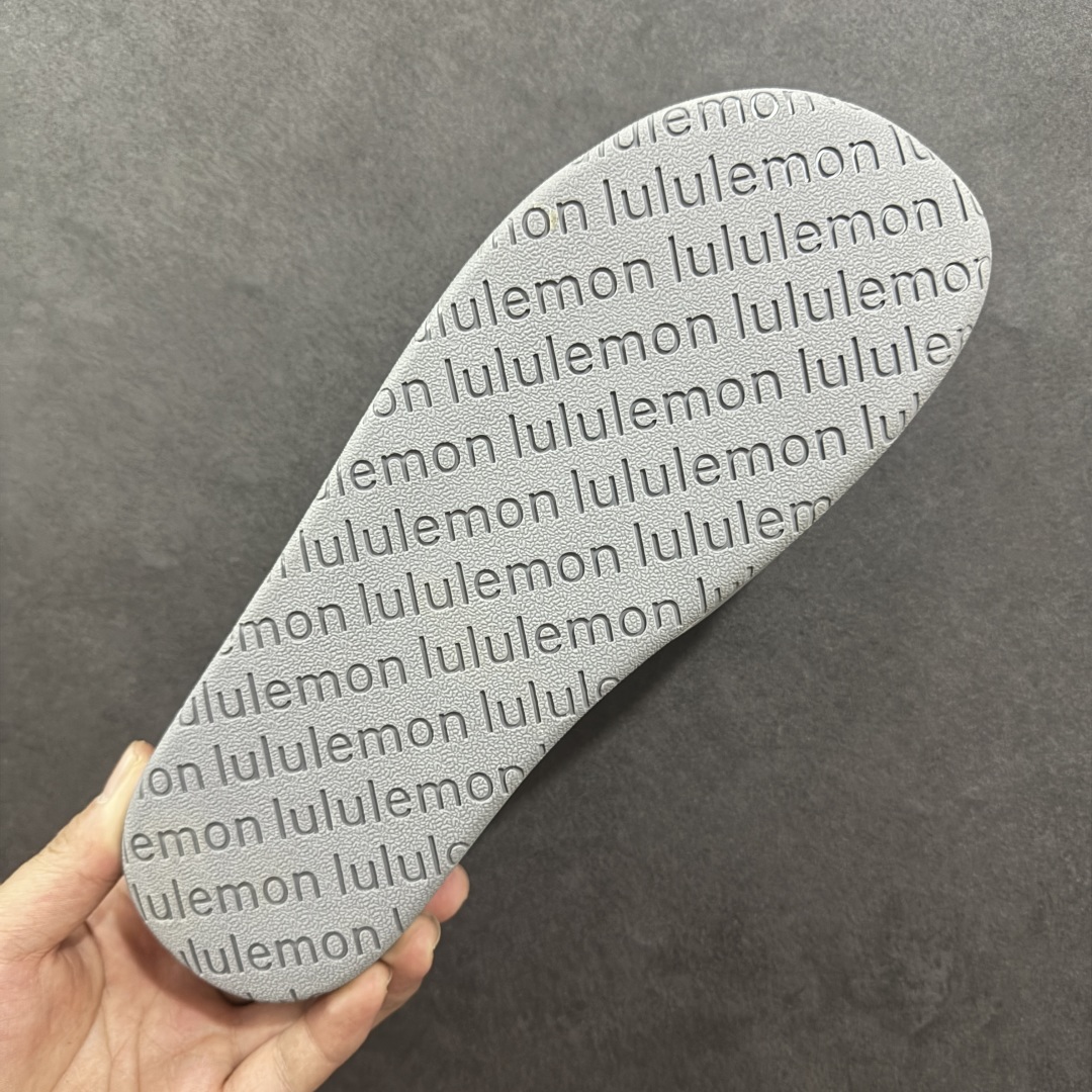 图片[9]-【公司级】Lululemon Rsetfeel Slide 露露乐檬拖鞋实拍上架 立体针织弹力鞋面轻量透气，中底采用Lululemon特别研发的加厚泡棉材料，利用专门的分层解构和泡棉技术实现了缓震和支撑性的平衡。采用TPU后跟支撑，减震设计，缓冲接地力，舒适回弹。 小红书爆款 一鞋难求👊🏻 尺码：36-45-选品中心