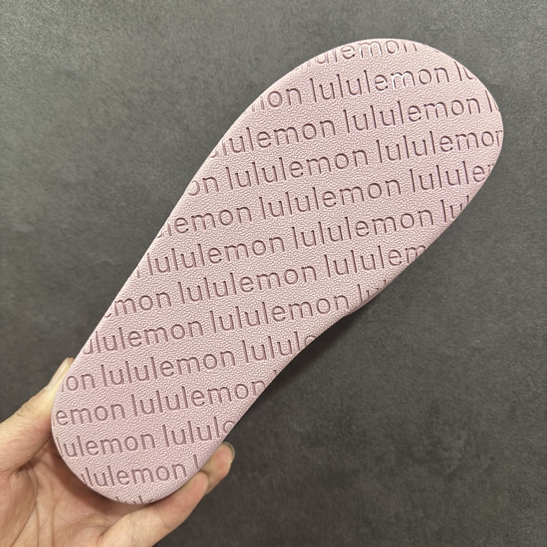 图片[9]-【公司级】Lululemon Rsetfeel Slide 露露乐檬拖鞋实拍上架 立体针织弹力鞋面轻量透气，中底采用Lululemon特别研发的加厚泡棉材料，利用专门的分层解构和泡棉技术实现了缓震和支撑性的平衡。采用TPU后跟支撑，减震设计，缓冲接地力，舒适回弹。 小红书爆款 一鞋难求👊🏻 尺码：36-45-选品中心