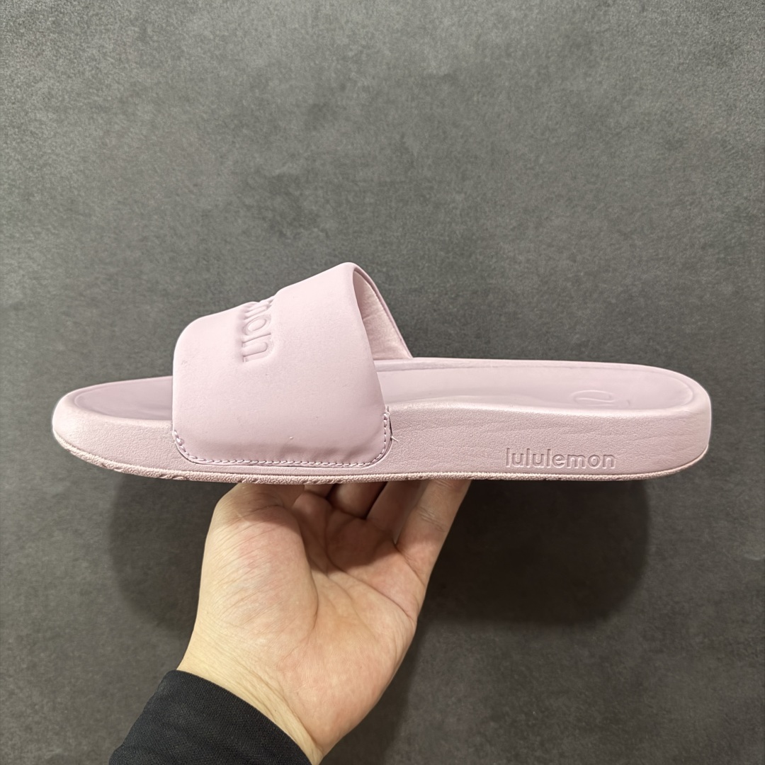 图片[2]-【公司级】Lululemon Rsetfeel Slide 露露乐檬拖鞋实拍上架 立体针织弹力鞋面轻量透气，中底采用Lululemon特别研发的加厚泡棉材料，利用专门的分层解构和泡棉技术实现了缓震和支撑性的平衡。采用TPU后跟支撑，减震设计，缓冲接地力，舒适回弹。 小红书爆款 一鞋难求👊🏻 尺码：36-45-选品中心