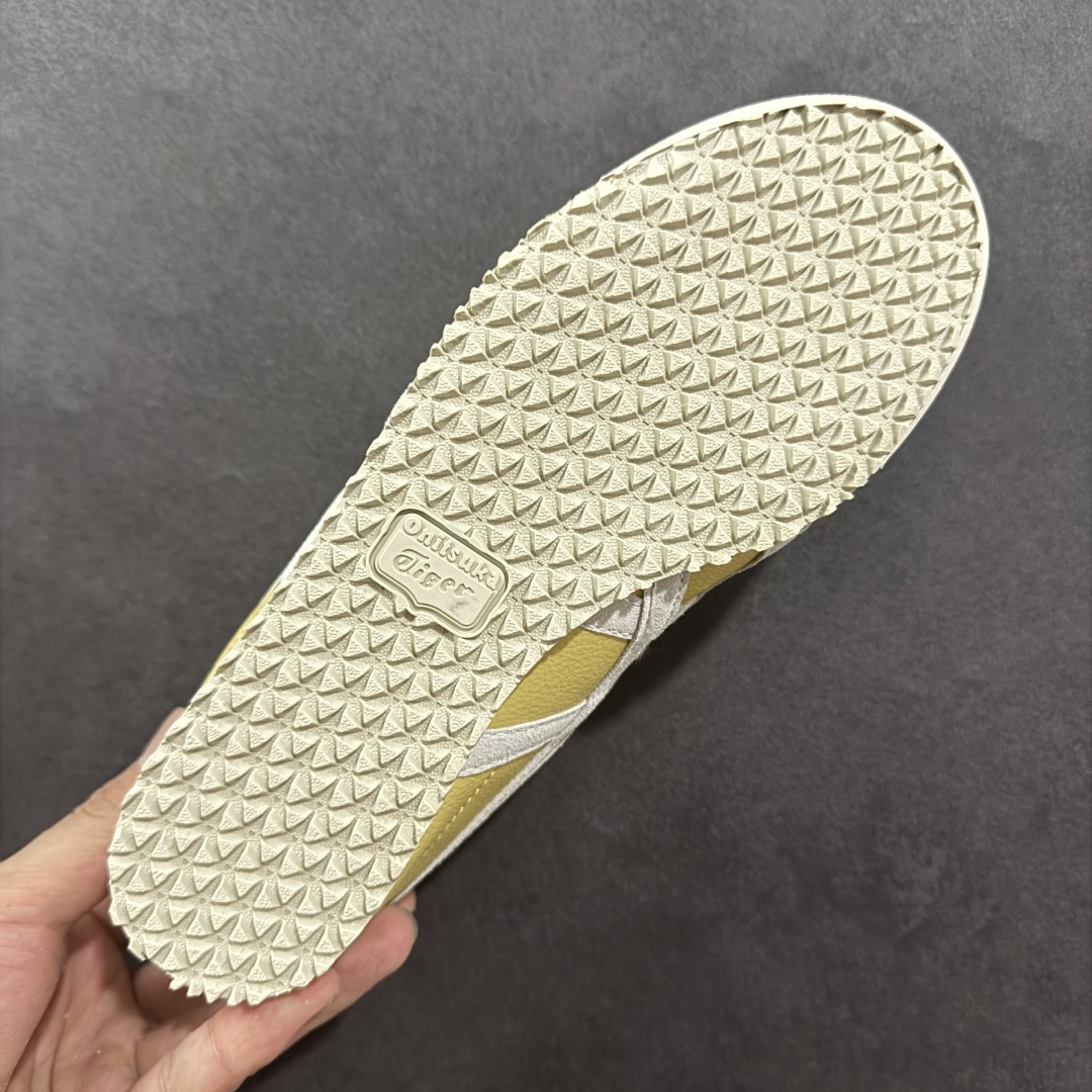 图片[9]-【公司级】Asics Onitsuka Tiger MEXICO 66 亚瑟士鬼冢虎复古经典板鞋 头层材料 质感柔软度满分 长期生产补货永不断码 超成熟稳定的做工品控 原装全套纸板楦头开发 原汁原味 完美呈现版型 私模正确鞋底咬花纹路 一比一鞋头弧度高度鞋身弧度 绝不口嗨 细节品控鞋型随意秒杀市面 原档咬花纹路私模大底 一个单元有六个三角形 总体形拼接呈现花瓣状 官方四联吊牌 原装Ortholite轻量化鞋垫 原盒原配 质保卡 说明书 钢印防尘纸 纸板中底带钢印 乳胶组合鞋垫 支持全方位的对比专柜 产品从款式颜色造型上体现出追求舒适和细节的完美 鞋类更是推崇手工制作的严谨与完美 融舒适性与可穿性的设计风格 注重细节的完美和别致魅力 既保持稳重 又不失轻松的时尚感 尺码：36 37 37.5 38 39 39.5 40 40.5 41.5 42 42.5 43.5 44 45-选品中心