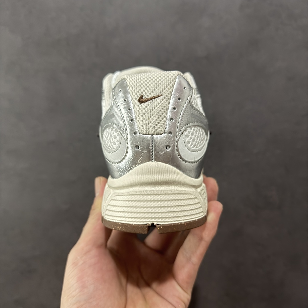 图片[4]-【纯原版】NK V5 RNR系列 夏季透气舒适百搭防滑耐磨低帮网面跑步鞋 目前市售最高品质 千禧年复古Y3K风格舒适百搭跑步鞋 融合了复古与现代设计元素，轻量化设计，鞋面采用透气网眼材料，搭配轻质泡沫中底，缓震舒适，适合日常通勤或轻量级徒步，可以满足日常穿搭的同时，还兼容户外徒步功能 货号：HQ7901-102 尺码：36 36.5 37.5 38 38.5 39 40 40.5 41 42 42.5 43 44 44.5 45-选品中心