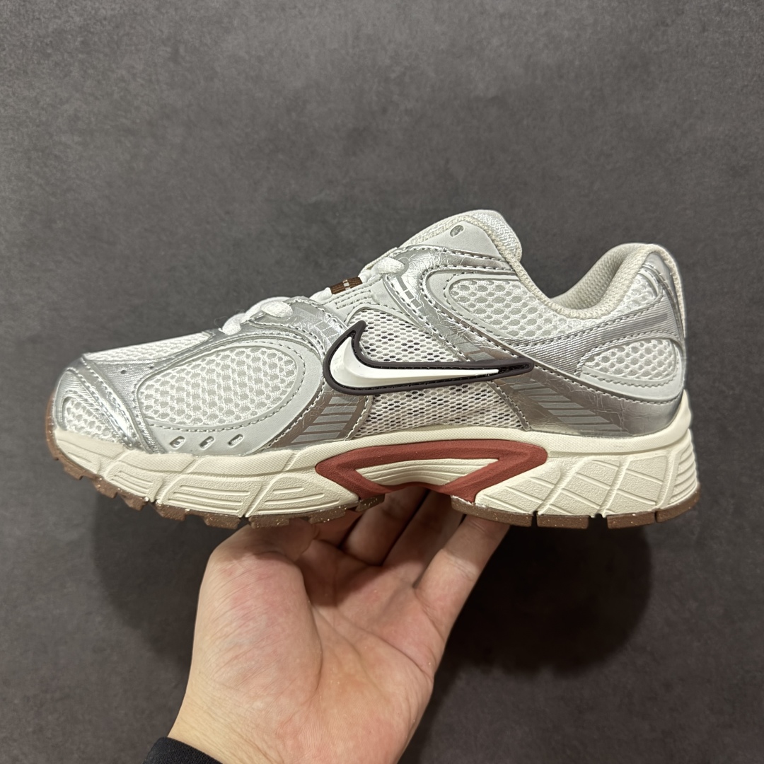 图片[2]-【纯原版】NK V5 RNR系列 夏季透气舒适百搭防滑耐磨低帮网面跑步鞋 目前市售最高品质 千禧年复古Y3K风格舒适百搭跑步鞋 融合了复古与现代设计元素，轻量化设计，鞋面采用透气网眼材料，搭配轻质泡沫中底，缓震舒适，适合日常通勤或轻量级徒步，可以满足日常穿搭的同时，还兼容户外徒步功能 货号：HQ7901-102 尺码：36 36.5 37.5 38 38.5 39 40 40.5 41 42 42.5 43 44 44.5 45-选品中心