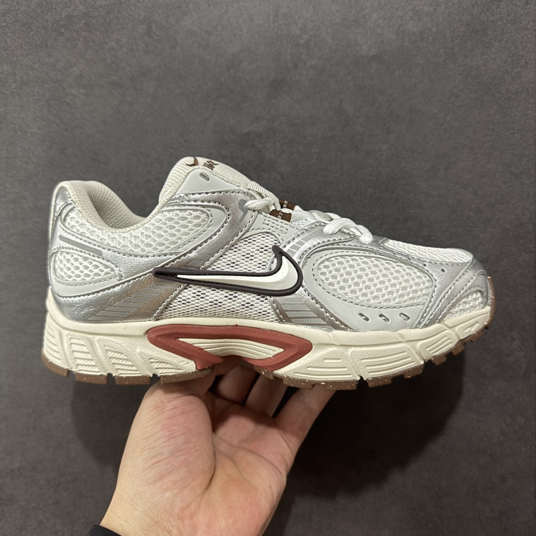 【纯原版】NK V5 RNR系列 夏季透气舒适百搭防滑耐磨低帮网面跑步鞋 目前市售最高品质 千禧年复古Y3K风格舒适百搭跑步鞋 融合了复古与现代设计元素,轻量化设计,鞋面采用透气网眼材料,搭配轻质泡沫中底,缓震舒适,适合日常通勤或轻量级徒步,可以满足日常穿搭的同时,还兼容户外徒步功能 货号:HQ7901-102 尺码:36 36.5 37.5 38 38.5 39 40 40.5 41 42 42.5 43 44 44.5 45-选品中心