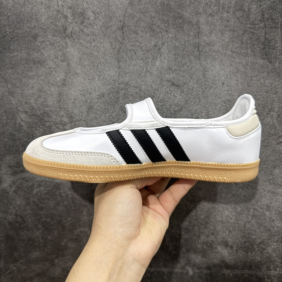 图片[2]-【RS纯原头层】Adidas Samba Janes 玛丽珍板鞋懒人一脚蹬 Adidas Samba Janes采用皮革材质，Adidas Samba Janes的设计融合了经典与现代元素。它采用了玛丽珍鞋的特色设计，如鞋面上的扣带和环扣装饰，同时保留了Samba鞋的经典三道杠设计和橡胶大底。这款鞋的鞋型修长，中足偏窄，整体贴合感强，适合标准脚型和宽脚型的人群 货号：JR1402 尺码：36-41-选品中心