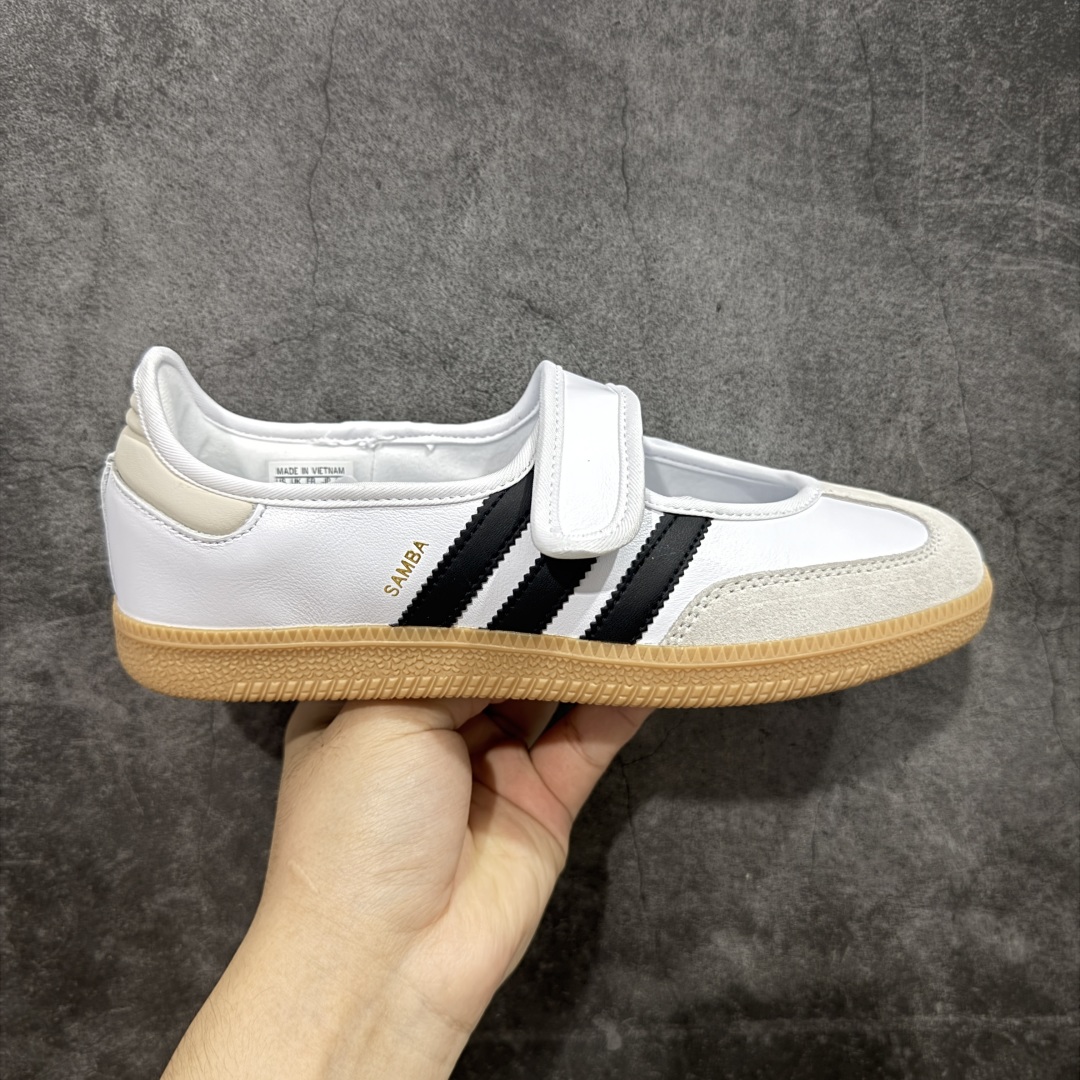 【RS纯原头层】Adidas Samba Janes 玛丽珍板鞋懒人一脚蹬 Adidas Samba Janes采用皮革材质，Adidas Samba Janes的设计融合了经典与现代元素。它采用了玛丽珍鞋的特色设计，如鞋面上的扣带和环扣装饰，同时保留了Samba鞋的经典三道杠设计和橡胶大底。这款鞋的鞋型修长，中足偏窄，整体贴合感强，适合标准脚型和宽脚型的人群 货号：JR1402 尺码：36-41-选品中心