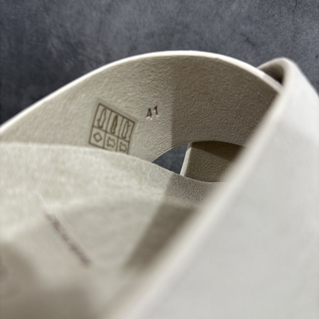 图片[8]-【佛山超a版】Brunello Cucinelli，BC 2025ss新款拖鞋出货🌈古铜 卡其色Logo双排扣凉拖，复古简约又不失时尚感，搭在任何穿搭上，都能轻松提升整体造型的精致度，每一步都走出随性自在 ，原版抽屉式包装，精致而大气i！ 面料：反毛皮 大底：超轻橡胶发泡 尺码：男款39-45-选品中心