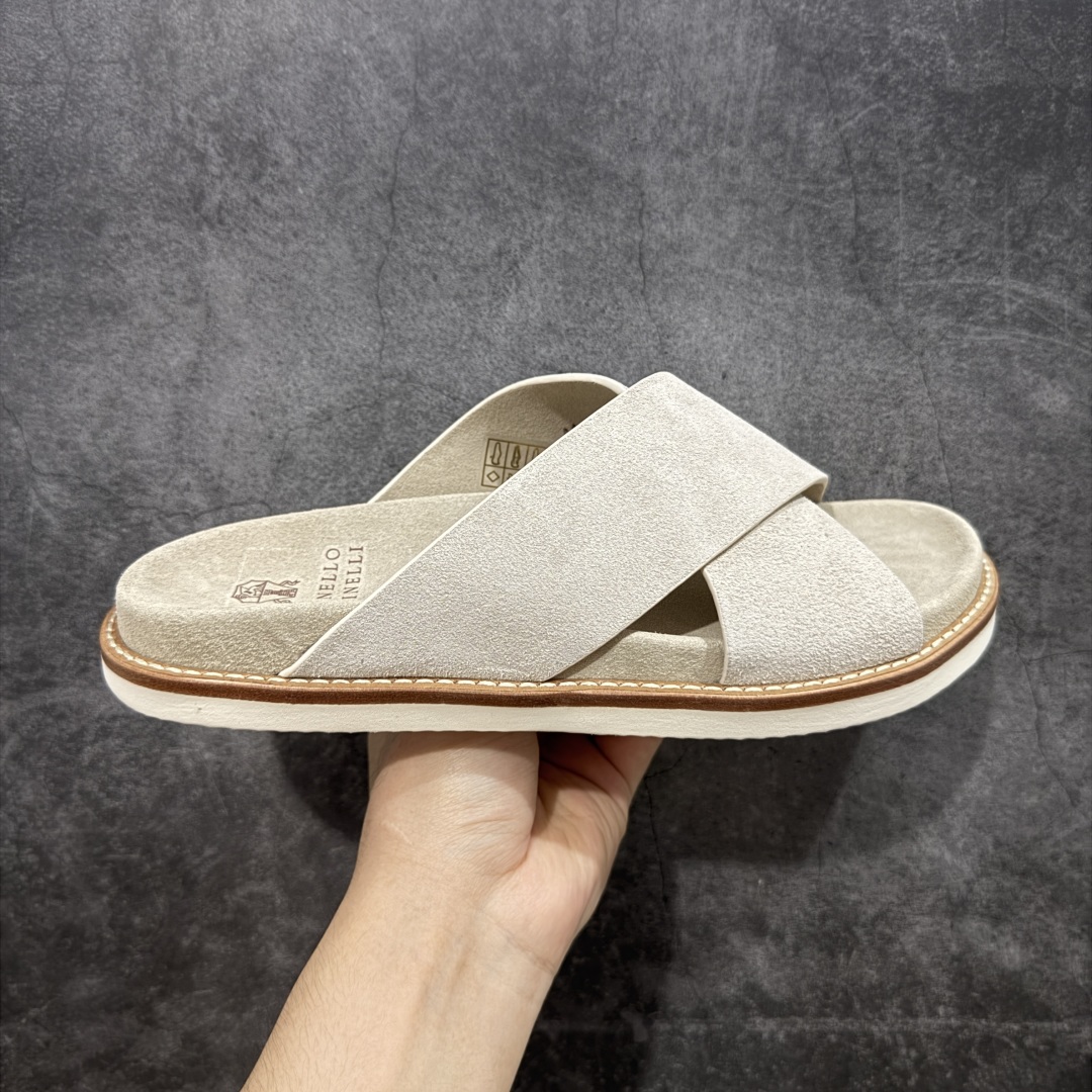 【佛山超a版】Brunello Cucinelli,BC 2025ss新款拖鞋出货🌈古铜 卡其色Logo双排扣凉拖,复古简约又不失时尚感,搭在任何穿搭上,都能轻松提升整体造型的精致度,每一步都走出随性自在 ,原版抽屉式包装,精致而大气i! 面料:反毛皮 大底:超轻橡胶发泡 尺码:男款39-45-选品中心