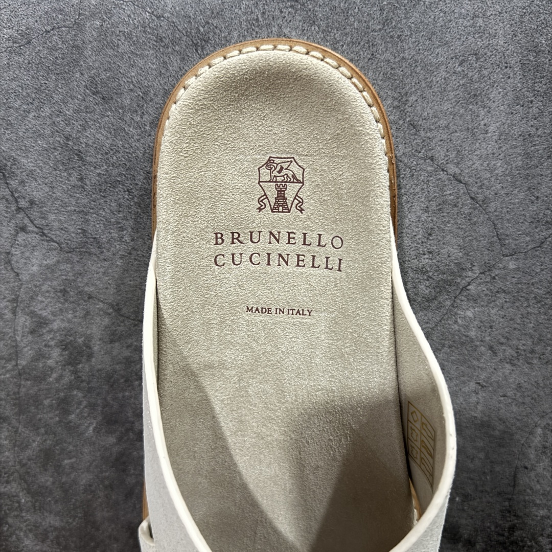 图片[7]-【佛山超a版】Brunello Cucinelli，BC 2025ss新款拖鞋出货🌈古铜 卡其色Logo双排扣凉拖，复古简约又不失时尚感，搭在任何穿搭上，都能轻松提升整体造型的精致度，每一步都走出随性自在 ，原版抽屉式包装，精致而大气i！ 面料：反毛皮 大底：超轻橡胶发泡 尺码：男款39-45-选品中心