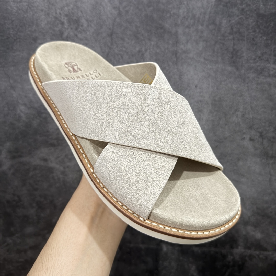 图片[3]-【佛山超a版】Brunello Cucinelli，BC 2025ss新款拖鞋出货🌈古铜 卡其色Logo双排扣凉拖，复古简约又不失时尚感，搭在任何穿搭上，都能轻松提升整体造型的精致度，每一步都走出随性自在 ，原版抽屉式包装，精致而大气i！ 面料：反毛皮 大底：超轻橡胶发泡 尺码：男款39-45-选品中心