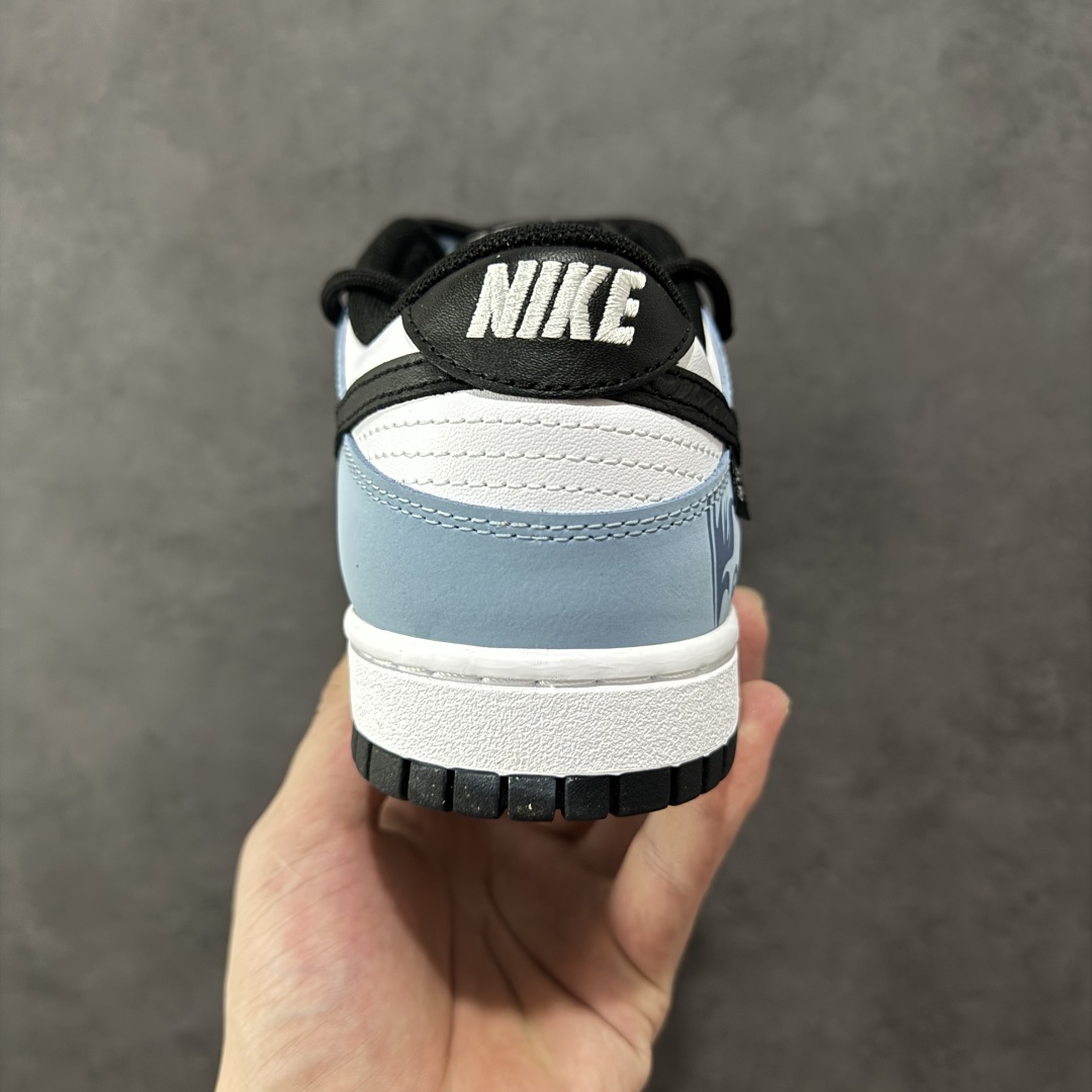 图片[4]-【YC纯原】NK Dunk Low 赢鱼 山海经 黑白蓝 DD1503-101 实力大厂出品 新配色陆续开发 全套原纸板楦头开发 确保原汁原味 完美呈现DUNK版型 一比一鞋头弧度高度鞋身弧度 此版本只针对中端市场 皮料材质有所更替 其他数据细节工艺流程均保持一致 绝不口嗨 细节品控鞋型随意对比 独家私模官方第六代原厂航空铝磨具打磨大底 鞋头坡度极致还原 无解鞋型 原盒原配 圈内天花板工艺 原厂玻璃冲刀 超高清洁度 全鞋零毛边皮料切割 原厂中底布点胶 中底布拉帮走线遵循公司 尺码： 40 40.5 41 42 42.5 43 44 44.5 45 46-选品中心
