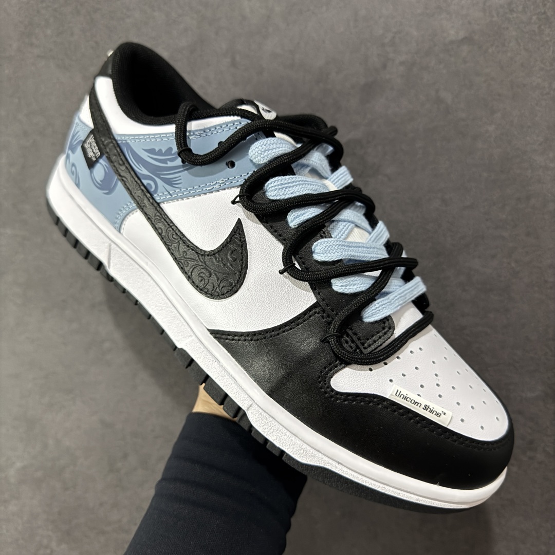 图片[3]-【YC纯原】NK Dunk Low 赢鱼 山海经 黑白蓝 DD1503-101 实力大厂出品 新配色陆续开发 全套原纸板楦头开发 确保原汁原味 完美呈现DUNK版型 一比一鞋头弧度高度鞋身弧度 此版本只针对中端市场 皮料材质有所更替 其他数据细节工艺流程均保持一致 绝不口嗨 细节品控鞋型随意对比 独家私模官方第六代原厂航空铝磨具打磨大底 鞋头坡度极致还原 无解鞋型 原盒原配 圈内天花板工艺 原厂玻璃冲刀 超高清洁度 全鞋零毛边皮料切割 原厂中底布点胶 中底布拉帮走线遵循公司 尺码： 40 40.5 41 42 42.5 43 44 44.5 45 46-选品中心