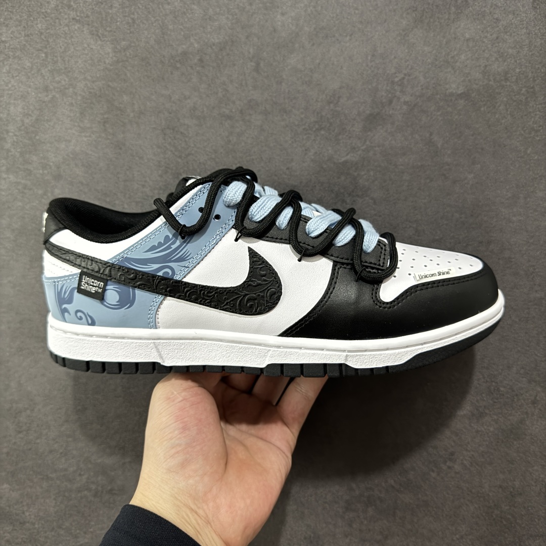 【YC纯原】NK Dunk Low 赢鱼 山海经 黑白蓝 DD1503-101 实力大厂出品 新配色陆续开发 全套原纸板楦头开发 确保原汁原味 完美呈现DUNK版型 一比一鞋头弧度高度鞋身弧度 此版本只针对中端市场 皮料材质有所更替 其他数据细节工艺流程均保持一致 绝不口嗨 细节品控鞋型随意对比 独家私模官方第六代原厂航空铝磨具打磨大底 鞋头坡度极致还原 无解鞋型 原盒原配 圈内天花板工艺 原厂玻璃冲刀 超高清洁度 全鞋零毛边皮料切割 原厂中底布点胶 中底布拉帮走线遵循公司 尺码: 40 40.5 41 42 42.5 43 44 44.5 45 46-选品中心