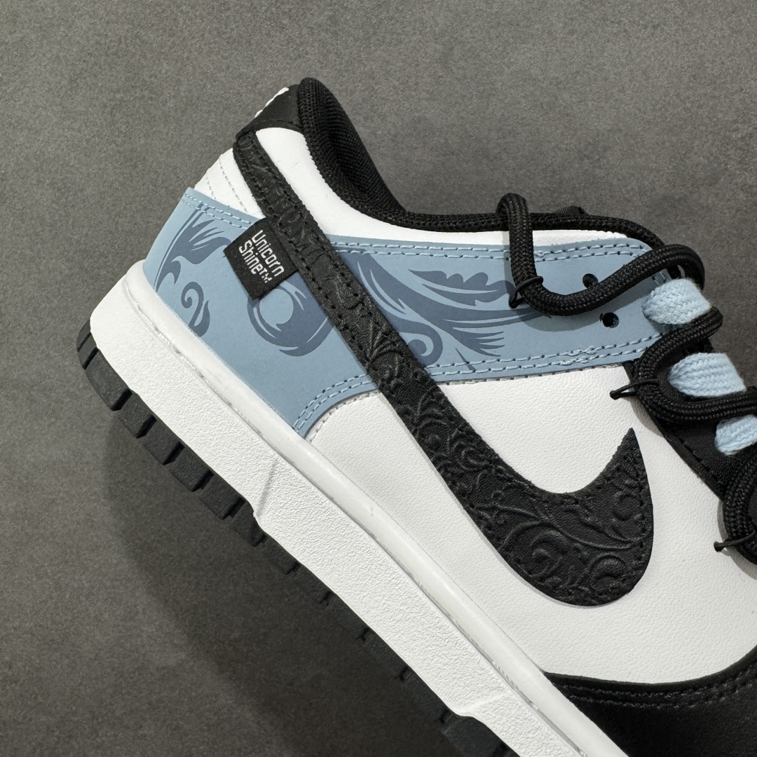 图片[6]-【YC纯原】NK Dunk Low 赢鱼 山海经 黑白蓝 DD1503-101 实力大厂出品 新配色陆续开发 全套原纸板楦头开发 确保原汁原味 完美呈现DUNK版型 一比一鞋头弧度高度鞋身弧度 此版本只针对中端市场 皮料材质有所更替 其他数据细节工艺流程均保持一致 绝不口嗨 细节品控鞋型随意对比 独家私模官方第六代原厂航空铝磨具打磨大底 鞋头坡度极致还原 无解鞋型 原盒原配 圈内天花板工艺 原厂玻璃冲刀 超高清洁度 全鞋零毛边皮料切割 原厂中底布点胶 中底布拉帮走线遵循公司 尺码： 40 40.5 41 42 42.5 43 44 44.5 45 46-选品中心