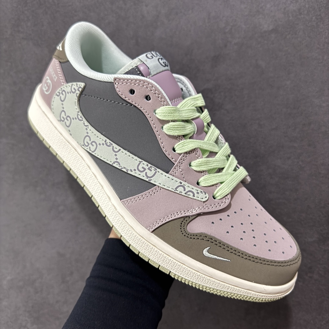 图片[3]-【定制版】Travis Scott x Nike Air Jordan 1 Low x GUCCI Air Jordan 1 Low 反转棕紫小勾倒钩 纯原版本 全鞋采用原装头层皮，用料扎实 精雕细琢 鞋型极致还原 飞翼3D打印改良 深度立体 四线中底拉帮皮料选材 钢印 背胶一应俱全 全新批次 原装原模大底全鞋原厂定制皮料，手感细腻正确折边工艺 完美细节诠释 货号：XD0798 305 尺码：36 36.5 37.5 38 38.5 39 40 40.5 41 42 42.5 43 44 44.5 45-选品中心