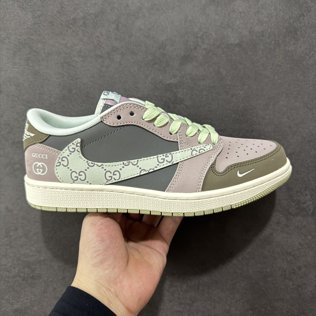 【定制版】Travis Scott x Nike Air Jordan 1 Low x GUCCI Air Jordan 1 Low 反转棕紫小勾倒钩 纯原版本 全鞋采用原装头层皮,用料扎实 精雕细琢 鞋型极致还原 飞翼3D打印改良 深度立体 四线中底拉帮皮料选材 钢印 背胶一应俱全 全新批次 原装原模大底全鞋原厂定制皮料,手感细腻正确折边工艺 完美细节诠释 货号:XD0798 305 尺码:36 36.5 37.5 38 38.5 39 40 40.5 41 42 42.5 43 44 44.5 45-选品中心