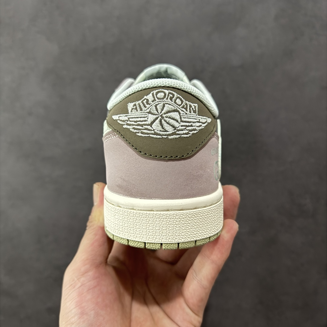 图片[4]-【定制版】Travis Scott x Nike Air Jordan 1 Low x GUCCI Air Jordan 1 Low 反转棕紫小勾倒钩 纯原版本 全鞋采用原装头层皮，用料扎实 精雕细琢 鞋型极致还原 飞翼3D打印改良 深度立体 四线中底拉帮皮料选材 钢印 背胶一应俱全 全新批次 原装原模大底全鞋原厂定制皮料，手感细腻正确折边工艺 完美细节诠释 货号：XD0798 305 尺码：36 36.5 37.5 38 38.5 39 40 40.5 41 42 42.5 43 44 44.5 45-选品中心