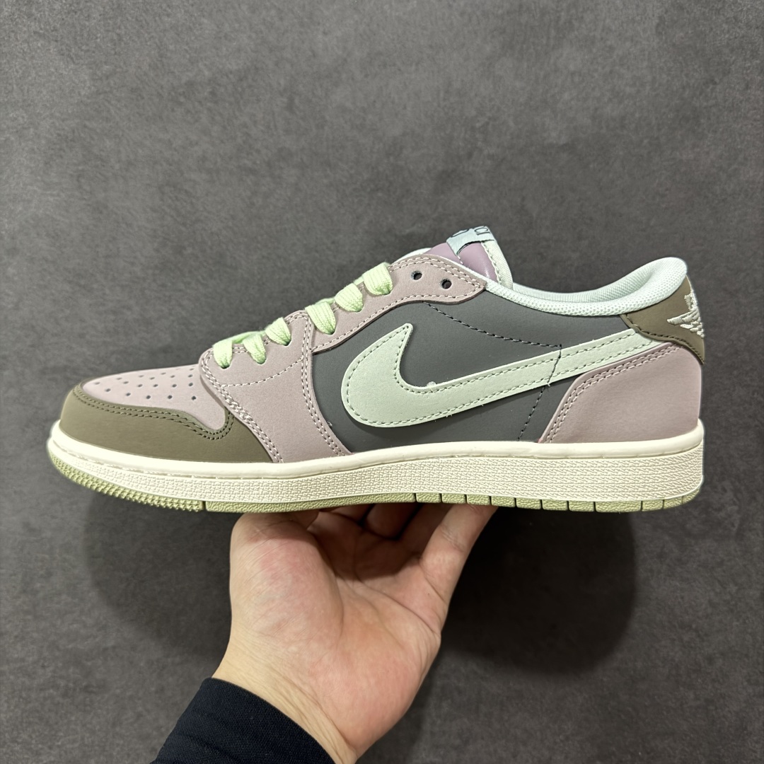图片[2]-【定制版】Travis Scott x Nike Air Jordan 1 Low x GUCCI Air Jordan 1 Low 反转棕紫小勾倒钩 纯原版本 全鞋采用原装头层皮，用料扎实 精雕细琢 鞋型极致还原 飞翼3D打印改良 深度立体 四线中底拉帮皮料选材 钢印 背胶一应俱全 全新批次 原装原模大底全鞋原厂定制皮料，手感细腻正确折边工艺 完美细节诠释 货号：XD0798 305 尺码：36 36.5 37.5 38 38.5 39 40 40.5 41 42 42.5 43 44 44.5 45-选品中心