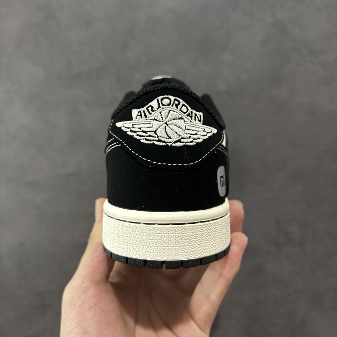 图片[4]-【定制版】Travis Scott x Fragment Design x Air Jordan 1 Low OG SP AJ1 乔1 小米联名 黑YU7 低帮文化休闲板鞋 XX3168-189  多方联名合作融合了Travis Scott 独特的音乐风格，藤原浩个性的设计风格以及Jordan品牌的经典元素 使其成为一双具有独特身份和价值的鞋子 清新而立体的外观加上联名标识更突出了其独特身份 这种配色方案显示出活力和时尚感 在视觉上引人注目 鞋身的质感和细腻的细节处理使其显得高端而格调十足 这款“倒钩”联名是设计与创意完美结合 融合多方的个性风格是一款备受瞩目的潮流鞋款  尺码：36 36.5 37.5 38 38.5 39 40 40.5 41 42 42.5 43 44 44.5 45-选品中心