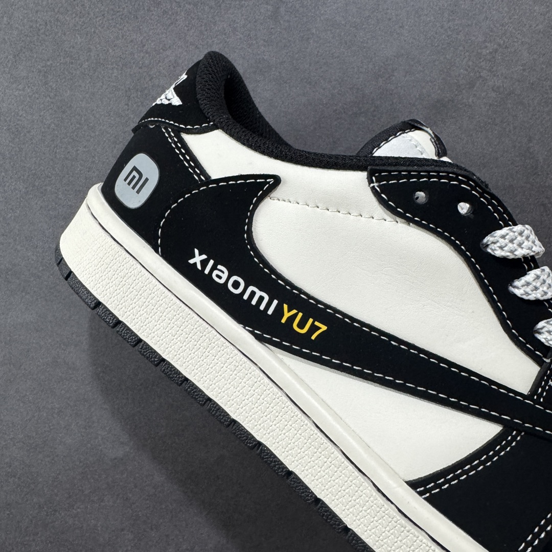 图片[6]-【定制版】Travis Scott x Fragment Design x Air Jordan 1 Low OG SP AJ1 乔1 小米联名 黑YU7 低帮文化休闲板鞋 XX3168-189  多方联名合作融合了Travis Scott 独特的音乐风格，藤原浩个性的设计风格以及Jordan品牌的经典元素 使其成为一双具有独特身份和价值的鞋子 清新而立体的外观加上联名标识更突出了其独特身份 这种配色方案显示出活力和时尚感 在视觉上引人注目 鞋身的质感和细腻的细节处理使其显得高端而格调十足 这款“倒钩”联名是设计与创意完美结合 融合多方的个性风格是一款备受瞩目的潮流鞋款  尺码：36 36.5 37.5 38 38.5 39 40 40.5 41 42 42.5 43 44 44.5 45-选品中心
