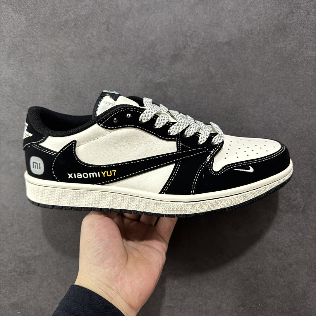 【定制版】Travis Scott x Fragment Design x Air Jordan 1 Low OG SP AJ1 乔1 小米联名 黑YU7 低帮文化休闲板鞋 XX3168-189  多方联名合作融合了Travis Scott 独特的音乐风格,藤原浩个性的设计风格以及Jordan品牌的经典元素 使其成为一双具有独特身份和价值的鞋子 清新而立体的外观加上联名标识更突出了其独特身份 这种配色方案显示出活力和时尚感 在视觉上引人注目 鞋身的质感和细腻的细节处理使其显得高端而格调十足 这款“倒钩”联名是设计与创意完美结合 融合多方的个性风格是一款备受瞩目的潮流鞋款  尺码:36 36.5 37.5 38 38.5 39 40 40.5 41 42 42.5 43 44 44.5 45-选品中心