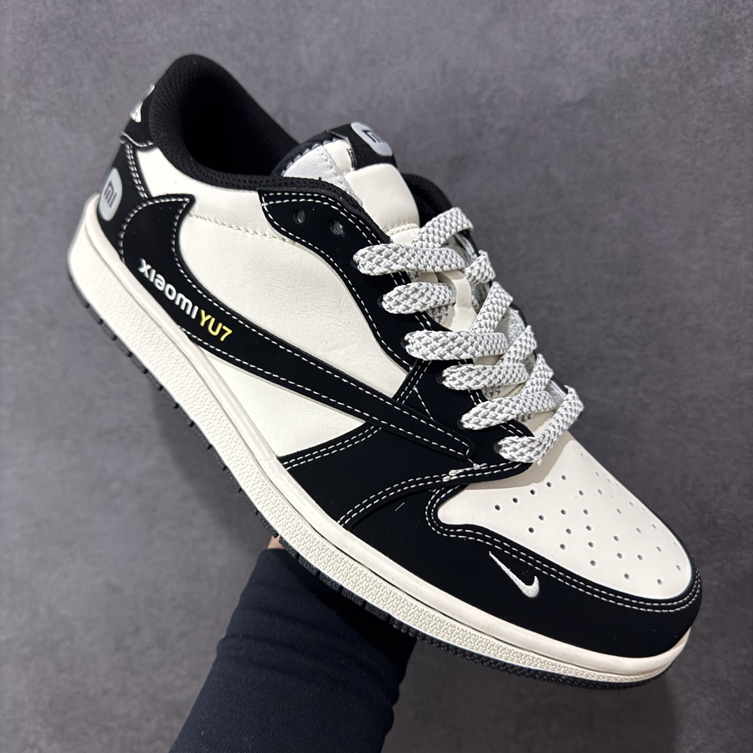 图片[3]-【定制版】Travis Scott x Fragment Design x Air Jordan 1 Low OG SP AJ1 乔1 小米联名 黑YU7 低帮文化休闲板鞋 XX3168-189  多方联名合作融合了Travis Scott 独特的音乐风格，藤原浩个性的设计风格以及Jordan品牌的经典元素 使其成为一双具有独特身份和价值的鞋子 清新而立体的外观加上联名标识更突出了其独特身份 这种配色方案显示出活力和时尚感 在视觉上引人注目 鞋身的质感和细腻的细节处理使其显得高端而格调十足 这款“倒钩”联名是设计与创意完美结合 融合多方的个性风格是一款备受瞩目的潮流鞋款  尺码：36 36.5 37.5 38 38.5 39 40 40.5 41 42 42.5 43 44 44.5 45-选品中心