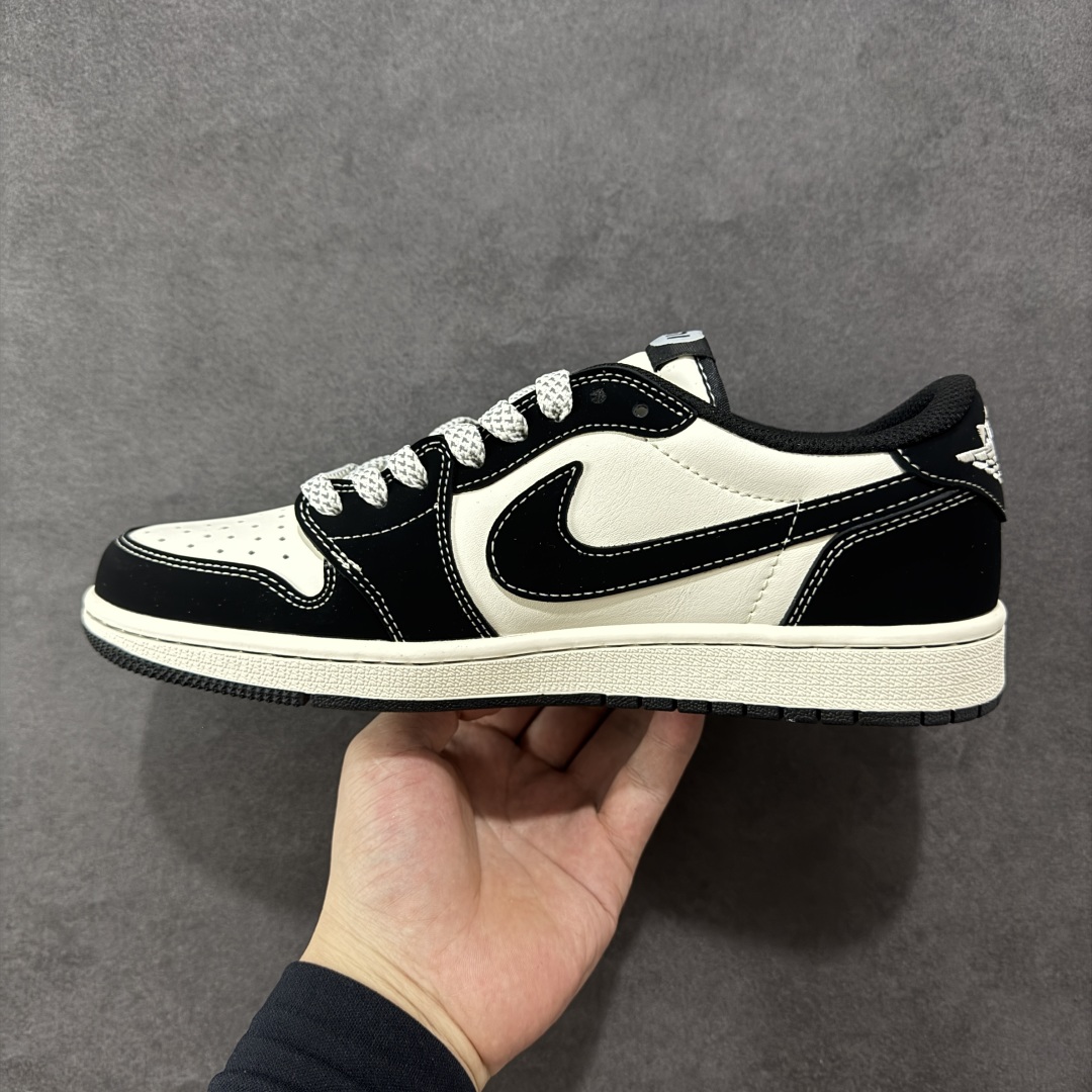 图片[2]-【定制版】Travis Scott x Fragment Design x Air Jordan 1 Low OG SP AJ1 乔1 小米联名 黑YU7 低帮文化休闲板鞋 XX3168-189  多方联名合作融合了Travis Scott 独特的音乐风格，藤原浩个性的设计风格以及Jordan品牌的经典元素 使其成为一双具有独特身份和价值的鞋子 清新而立体的外观加上联名标识更突出了其独特身份 这种配色方案显示出活力和时尚感 在视觉上引人注目 鞋身的质感和细腻的细节处理使其显得高端而格调十足 这款“倒钩”联名是设计与创意完美结合 融合多方的个性风格是一款备受瞩目的潮流鞋款  尺码：36 36.5 37.5 38 38.5 39 40 40.5 41 42 42.5 43 44 44.5 45-选品中心