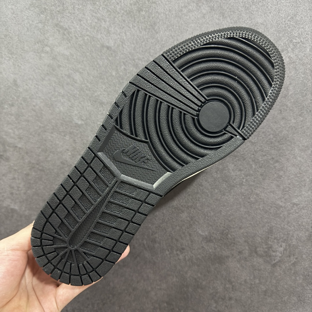 图片[9]-【定制版】Travis Scott x Fragment Design x Air Jordan 1 Low OG SP AJ1 乔1 小米联名 黑YU7 低帮文化休闲板鞋 XX3168-189  多方联名合作融合了Travis Scott 独特的音乐风格，藤原浩个性的设计风格以及Jordan品牌的经典元素 使其成为一双具有独特身份和价值的鞋子 清新而立体的外观加上联名标识更突出了其独特身份 这种配色方案显示出活力和时尚感 在视觉上引人注目 鞋身的质感和细腻的细节处理使其显得高端而格调十足 这款“倒钩”联名是设计与创意完美结合 融合多方的个性风格是一款备受瞩目的潮流鞋款  尺码：36 36.5 37.5 38 38.5 39 40 40.5 41 42 42.5 43 44 44.5 45-选品中心