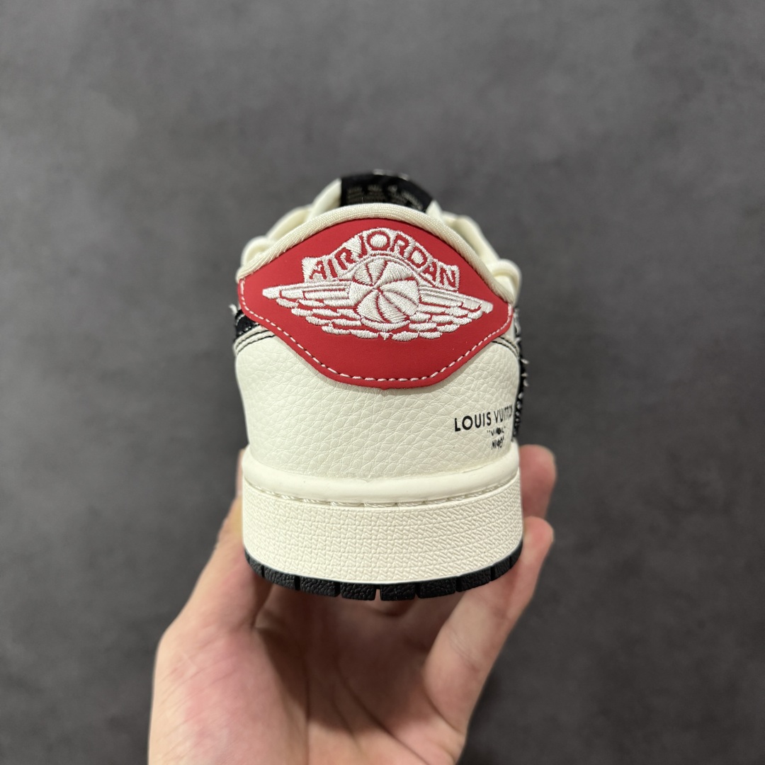 图片[4]-【定制版】Travis Scott x Fragment Design x Air Jordan 1 Low OG SP AJ1 乔1 LV联名 红尾抽绳 低帮文化休闲板鞋  #多方联名合作融合了Travis Scott 独特的音乐风格，藤原浩个性的设计风格以及Jordan品牌的经典元素 使其成为一双具有独特身份和价值的鞋子 清新而立体的外观加上联名标识更突出了其独特身份 这种配色方案显示出活力和时尚感 在视觉上引人注目 鞋身的质感和细腻的细节处理使其显得高端而格调十足 这款“倒钩”联名是设计与创意完美结合 融合多方的个性风格是一款备受瞩目的潮流鞋款 货号：DM6868-108  尺码：36 36.5 37.5 38 38.5 39 40 40.5 41 42 42.5 43 44 44.5 45-选品中心