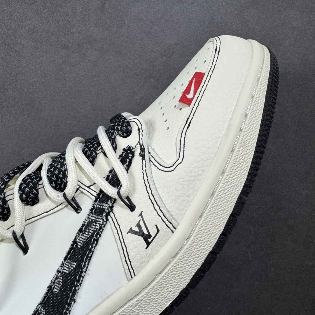 图片[5]-【定制版】Travis Scott x Fragment Design x Air Jordan 1 Low OG SP AJ1 乔1 LV联名 红尾抽绳 低帮文化休闲板鞋  #多方联名合作融合了Travis Scott 独特的音乐风格，藤原浩个性的设计风格以及Jordan品牌的经典元素 使其成为一双具有独特身份和价值的鞋子 清新而立体的外观加上联名标识更突出了其独特身份 这种配色方案显示出活力和时尚感 在视觉上引人注目 鞋身的质感和细腻的细节处理使其显得高端而格调十足 这款“倒钩”联名是设计与创意完美结合 融合多方的个性风格是一款备受瞩目的潮流鞋款 货号：DM6868-108  尺码：36 36.5 37.5 38 38.5 39 40 40.5 41 42 42.5 43 44 44.5 45-选品中心