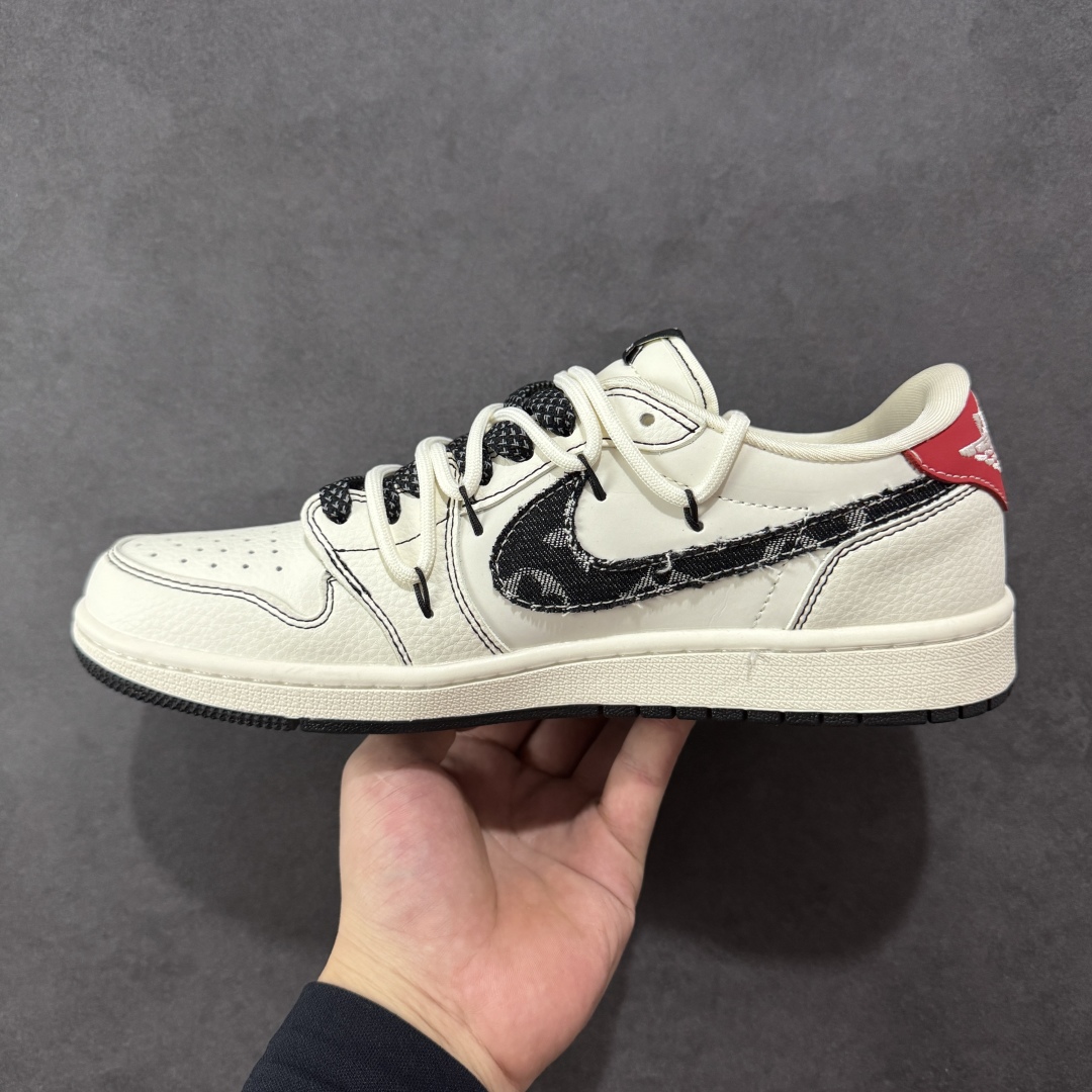 图片[2]-【定制版】Travis Scott x Fragment Design x Air Jordan 1 Low OG SP AJ1 乔1 LV联名 红尾抽绳 低帮文化休闲板鞋  #多方联名合作融合了Travis Scott 独特的音乐风格，藤原浩个性的设计风格以及Jordan品牌的经典元素 使其成为一双具有独特身份和价值的鞋子 清新而立体的外观加上联名标识更突出了其独特身份 这种配色方案显示出活力和时尚感 在视觉上引人注目 鞋身的质感和细腻的细节处理使其显得高端而格调十足 这款“倒钩”联名是设计与创意完美结合 融合多方的个性风格是一款备受瞩目的潮流鞋款 货号：DM6868-108  尺码：36 36.5 37.5 38 38.5 39 40 40.5 41 42 42.5 43 44 44.5 45-选品中心
