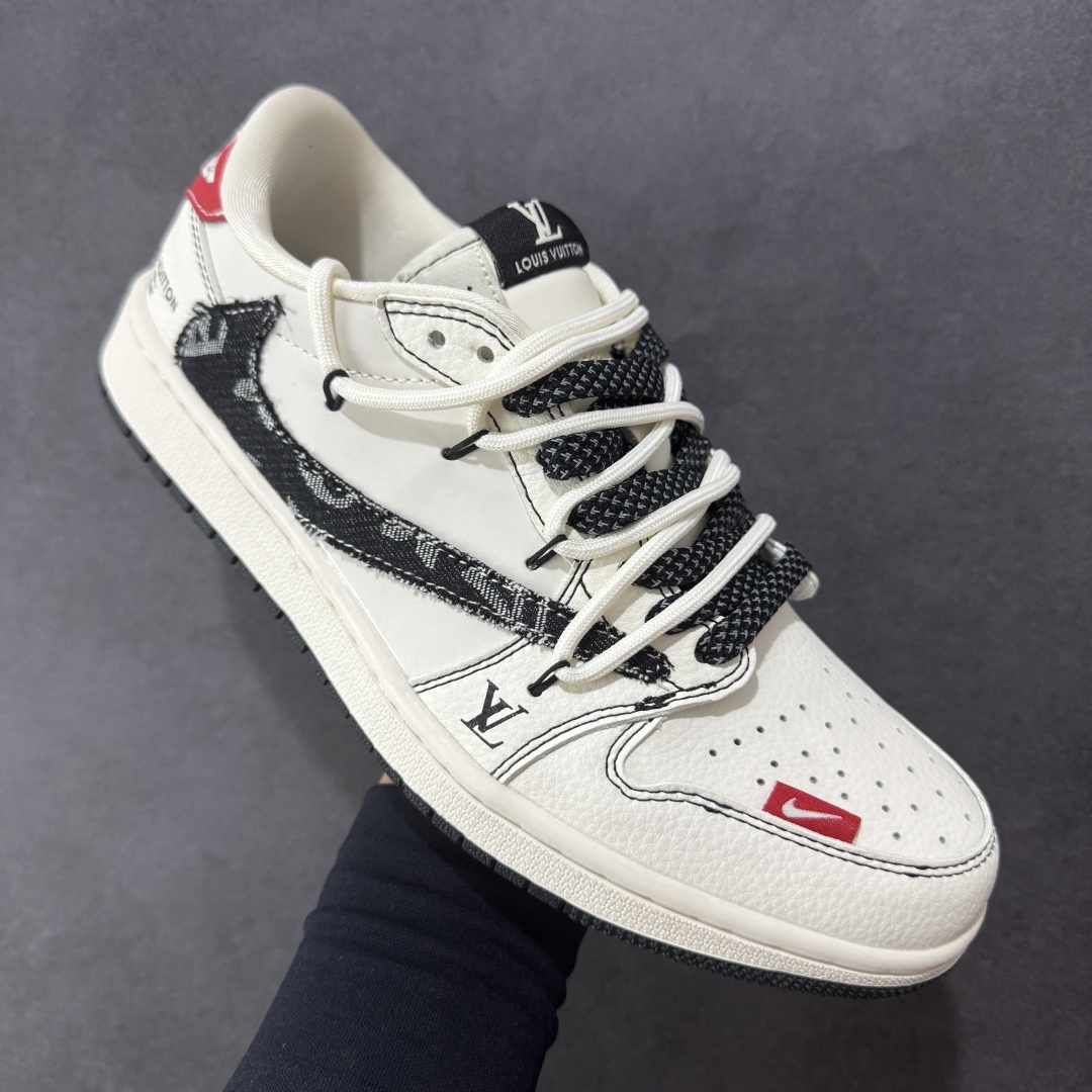 图片[3]-【定制版】Travis Scott x Fragment Design x Air Jordan 1 Low OG SP AJ1 乔1 LV联名 红尾抽绳 低帮文化休闲板鞋  #多方联名合作融合了Travis Scott 独特的音乐风格，藤原浩个性的设计风格以及Jordan品牌的经典元素 使其成为一双具有独特身份和价值的鞋子 清新而立体的外观加上联名标识更突出了其独特身份 这种配色方案显示出活力和时尚感 在视觉上引人注目 鞋身的质感和细腻的细节处理使其显得高端而格调十足 这款“倒钩”联名是设计与创意完美结合 融合多方的个性风格是一款备受瞩目的潮流鞋款 货号：DM6868-108  尺码：36 36.5 37.5 38 38.5 39 40 40.5 41 42 42.5 43 44 44.5 45-选品中心