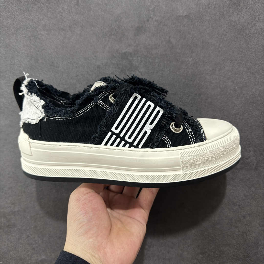 【广东纯原版本】WALK\'N\'DIOR 厚底时装板鞋 棉质刺绣oblique 印花dior 新款厚底刺绣帆布鞋 “厚底皮面灰色” Dior 2023春夏厚底刺绣布鞋增高效果不错 鞋面精工立体刺绣 精致高级 老花图案超百搭脚感也很舒服日常穿它肯定不会出错 大概有3-5厘米左右的增高 Walk\'n\'Dior 厚底运动鞋是一款时尚单品 提升该系列的格调 oblique印花棉质刺绣鞋面 搭配舒适厚底 鞋舌和 Christian Dior Paris 标志鞋带 可为各式休闲造型增添时髦气质 鞋舌鞋底和鞋带饰有品牌特色细节 EvA鞋底饰有Christian Dior 的幸运星符号另附鞋带一副 尺码 35 36 37 38 39 40-选品中心
