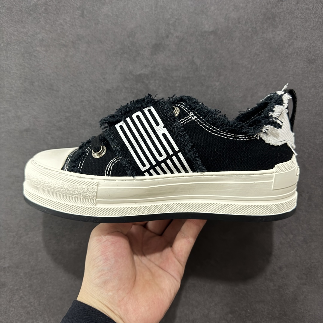 图片[2]-【广东纯原版本】WALK\’N\’DIOR 厚底时装板鞋 棉质刺绣oblique 印花dior 新款厚底刺绣帆布鞋 “厚底皮面灰色” Dior 2023春夏厚底刺绣布鞋增高效果不错 鞋面精工立体刺绣 精致高级 老花图案超百搭脚感也很舒服日常穿它肯定不会出错 大概有3-5厘米左右的增高 Walk\’n\’Dior 厚底运动鞋是一款时尚单品 提升该系列的格调 oblique印花棉质刺绣鞋面 搭配舒适厚底 鞋舌和 Christian Dior Paris 标志鞋带 可为各式休闲造型增添时髦气质 鞋舌鞋底和鞋带饰有品牌特色细节 EvA鞋底饰有Christian Dior 的幸运星符号另附鞋带一副 尺码 35 36 37 38 39 40-选品中心