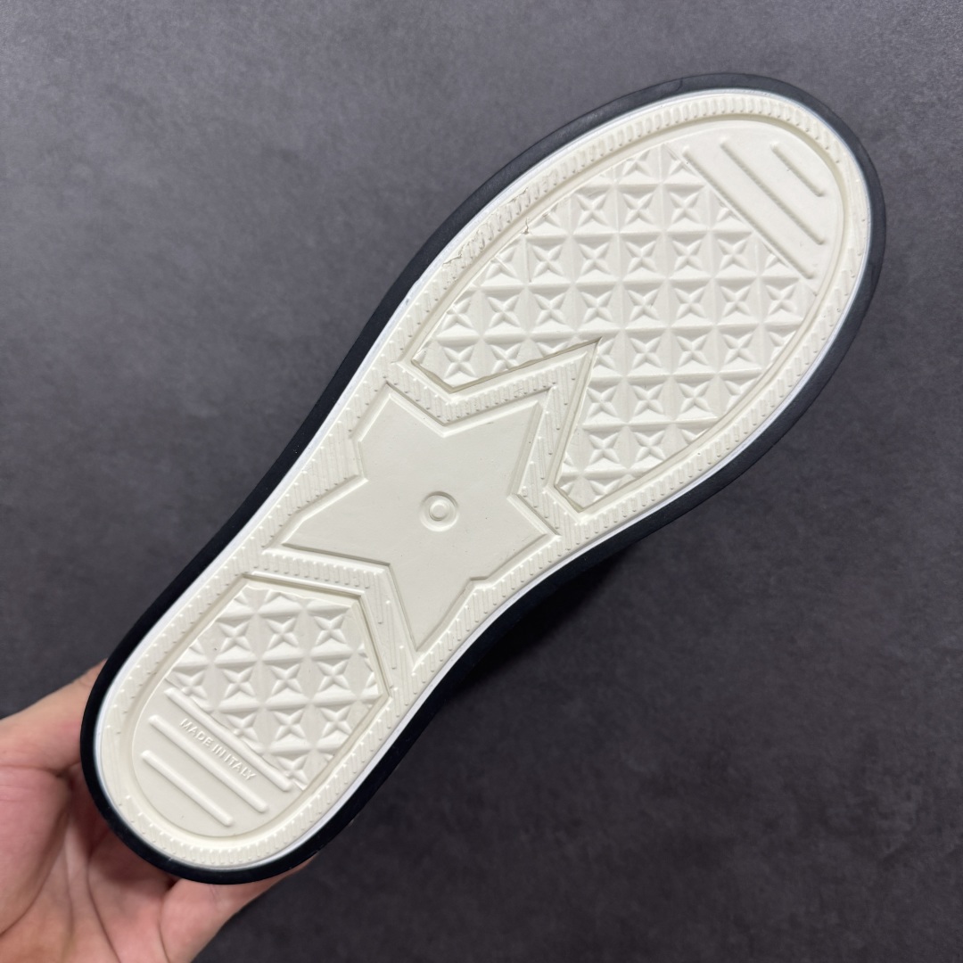 图片[9]-【广东纯原版本】WALK\’N\’DIOR 厚底时装板鞋 棉质刺绣oblique 印花dior 新款厚底刺绣帆布鞋 “厚底皮面灰色” Dior 2023春夏厚底刺绣布鞋增高效果不错 鞋面精工立体刺绣 精致高级 老花图案超百搭脚感也很舒服日常穿它肯定不会出错 大概有3-5厘米左右的增高 Walk\’n\’Dior 厚底运动鞋是一款时尚单品 提升该系列的格调 oblique印花棉质刺绣鞋面 搭配舒适厚底 鞋舌和 Christian Dior Paris 标志鞋带 可为各式休闲造型增添时髦气质 鞋舌鞋底和鞋带饰有品牌特色细节 EvA鞋底饰有Christian Dior 的幸运星符号另附鞋带一副 尺码 35 36 37 38 39 40-选品中心