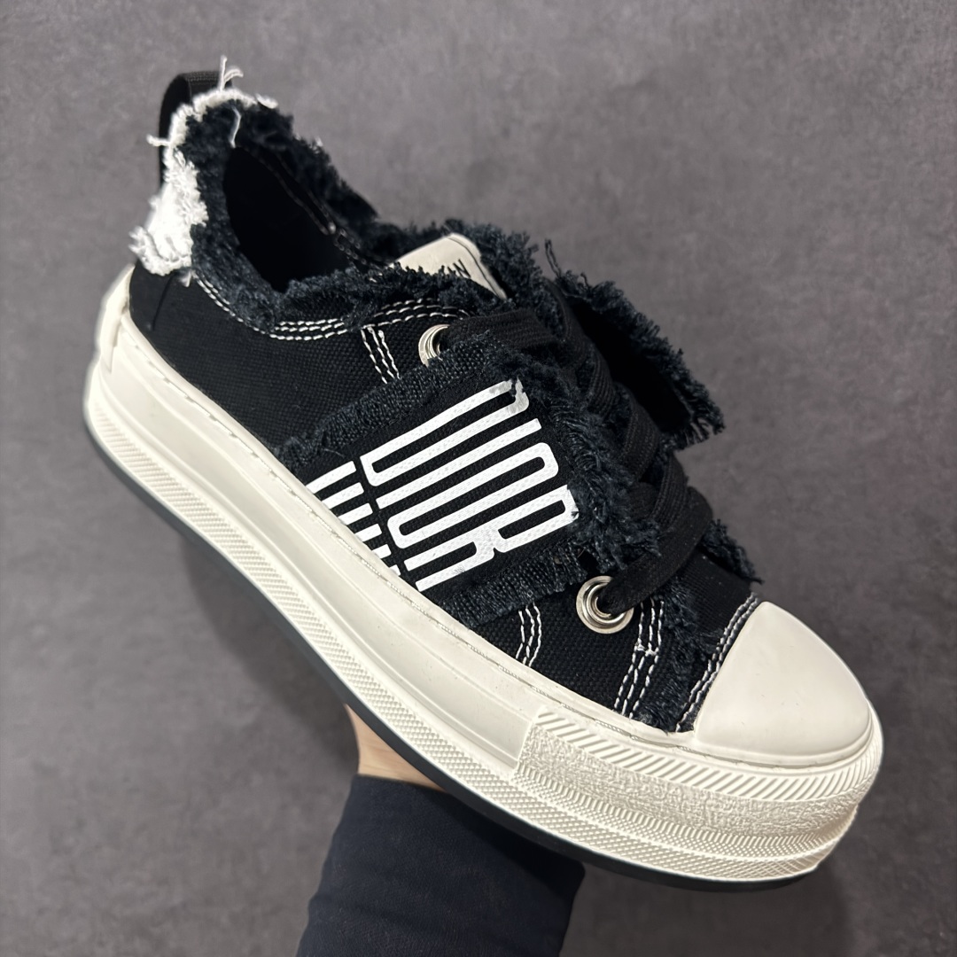 图片[3]-【广东纯原版本】WALK\’N\’DIOR 厚底时装板鞋 棉质刺绣oblique 印花dior 新款厚底刺绣帆布鞋 “厚底皮面灰色” Dior 2023春夏厚底刺绣布鞋增高效果不错 鞋面精工立体刺绣 精致高级 老花图案超百搭脚感也很舒服日常穿它肯定不会出错 大概有3-5厘米左右的增高 Walk\’n\’Dior 厚底运动鞋是一款时尚单品 提升该系列的格调 oblique印花棉质刺绣鞋面 搭配舒适厚底 鞋舌和 Christian Dior Paris 标志鞋带 可为各式休闲造型增添时髦气质 鞋舌鞋底和鞋带饰有品牌特色细节 EvA鞋底饰有Christian Dior 的幸运星符号另附鞋带一副 尺码 35 36 37 38 39 40-选品中心