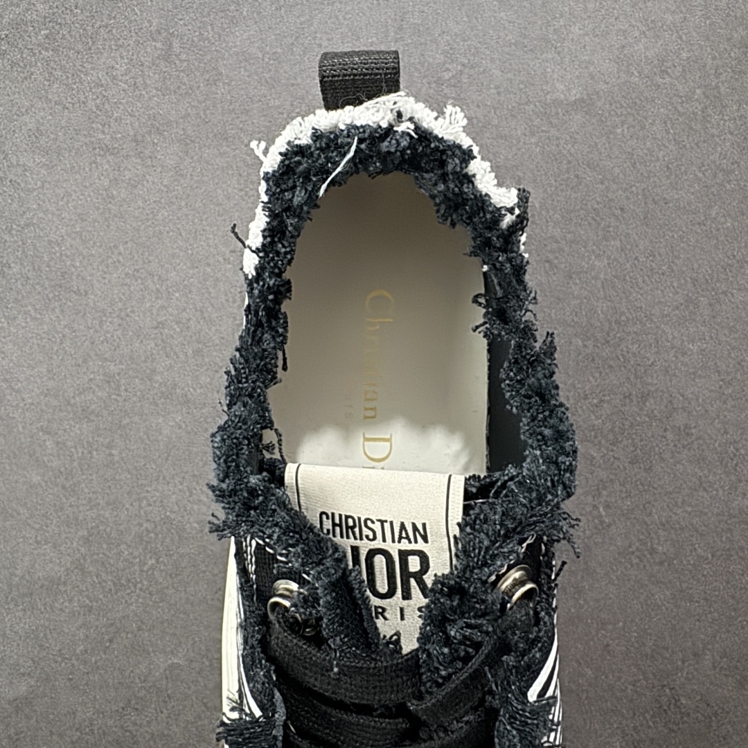 图片[7]-【广东纯原版本】WALK\’N\’DIOR 厚底时装板鞋 棉质刺绣oblique 印花dior 新款厚底刺绣帆布鞋 “厚底皮面灰色” Dior 2023春夏厚底刺绣布鞋增高效果不错 鞋面精工立体刺绣 精致高级 老花图案超百搭脚感也很舒服日常穿它肯定不会出错 大概有3-5厘米左右的增高 Walk\’n\’Dior 厚底运动鞋是一款时尚单品 提升该系列的格调 oblique印花棉质刺绣鞋面 搭配舒适厚底 鞋舌和 Christian Dior Paris 标志鞋带 可为各式休闲造型增添时髦气质 鞋舌鞋底和鞋带饰有品牌特色细节 EvA鞋底饰有Christian Dior 的幸运星符号另附鞋带一副 尺码 35 36 37 38 39 40-选品中心