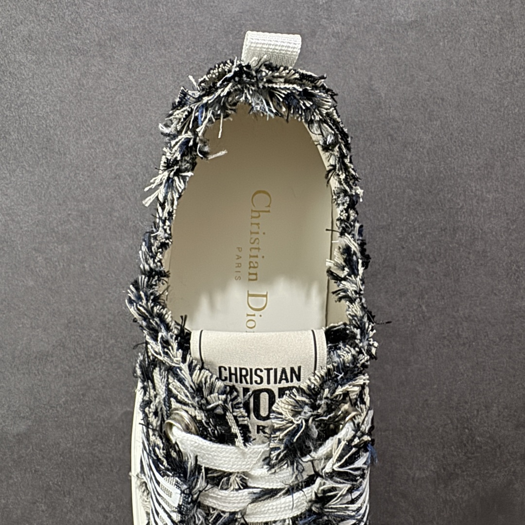 图片[7]-【广东纯原版本】WALK\’N\’DIOR 厚底时装板鞋 棉质刺绣oblique 印花dior 新款厚底刺绣帆布鞋 “厚底皮面灰色” Dior 2023春夏厚底刺绣布鞋增高效果不错 鞋面精工立体刺绣 精致高级 老花图案超百搭脚感也很舒服日常穿它肯定不会出错 大概有3-5厘米左右的增高 Walk\’n\’Dior 厚底运动鞋是一款时尚单品 提升该系列的格调 oblique印花棉质刺绣鞋面 搭配舒适厚底 鞋舌和 Christian Dior Paris 标志鞋带 可为各式休闲造型增添时髦气质 鞋舌鞋底和鞋带饰有品牌特色细节 EvA鞋底饰有Christian Dior 的幸运星符号另附鞋带一副 尺码 35 36 37 38 39 40-选品中心