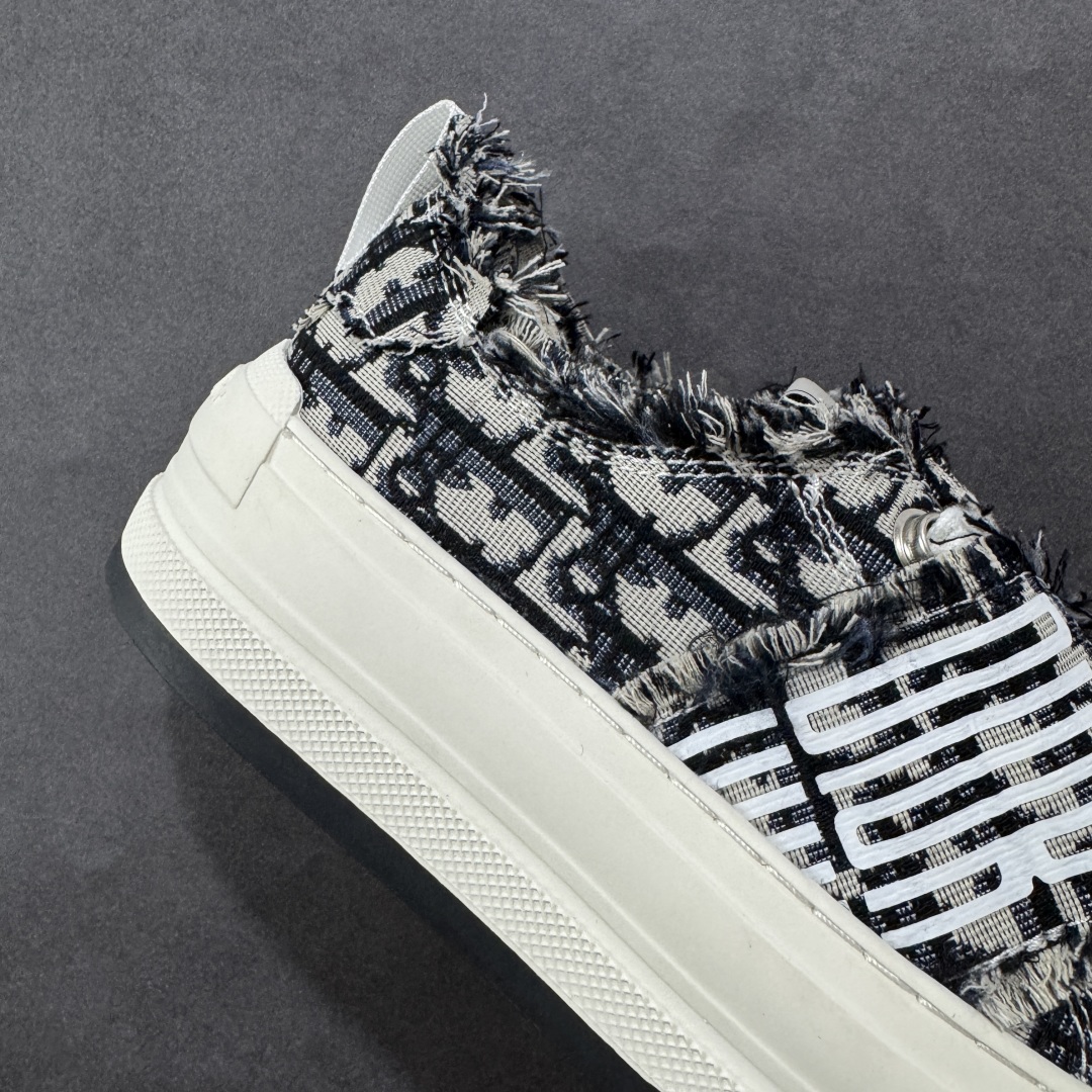 图片[6]-【广东纯原版本】WALK\’N\’DIOR 厚底时装板鞋 棉质刺绣oblique 印花dior 新款厚底刺绣帆布鞋 “厚底皮面灰色” Dior 2023春夏厚底刺绣布鞋增高效果不错 鞋面精工立体刺绣 精致高级 老花图案超百搭脚感也很舒服日常穿它肯定不会出错 大概有3-5厘米左右的增高 Walk\’n\’Dior 厚底运动鞋是一款时尚单品 提升该系列的格调 oblique印花棉质刺绣鞋面 搭配舒适厚底 鞋舌和 Christian Dior Paris 标志鞋带 可为各式休闲造型增添时髦气质 鞋舌鞋底和鞋带饰有品牌特色细节 EvA鞋底饰有Christian Dior 的幸运星符号另附鞋带一副 尺码 35 36 37 38 39 40-选品中心