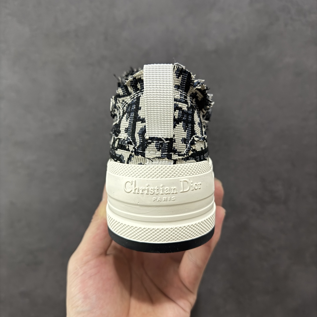 图片[4]-【广东纯原版本】WALK\’N\’DIOR 厚底时装板鞋 棉质刺绣oblique 印花dior 新款厚底刺绣帆布鞋 “厚底皮面灰色” Dior 2023春夏厚底刺绣布鞋增高效果不错 鞋面精工立体刺绣 精致高级 老花图案超百搭脚感也很舒服日常穿它肯定不会出错 大概有3-5厘米左右的增高 Walk\’n\’Dior 厚底运动鞋是一款时尚单品 提升该系列的格调 oblique印花棉质刺绣鞋面 搭配舒适厚底 鞋舌和 Christian Dior Paris 标志鞋带 可为各式休闲造型增添时髦气质 鞋舌鞋底和鞋带饰有品牌特色细节 EvA鞋底饰有Christian Dior 的幸运星符号另附鞋带一副 尺码 35 36 37 38 39 40-选品中心