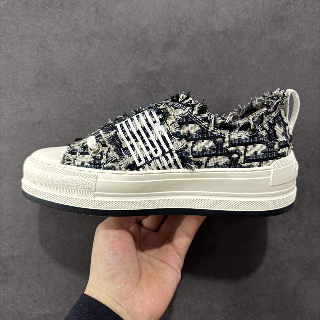 图片[2]-【广东纯原版本】WALK\’N\’DIOR 厚底时装板鞋 棉质刺绣oblique 印花dior 新款厚底刺绣帆布鞋 “厚底皮面灰色” Dior 2023春夏厚底刺绣布鞋增高效果不错 鞋面精工立体刺绣 精致高级 老花图案超百搭脚感也很舒服日常穿它肯定不会出错 大概有3-5厘米左右的增高 Walk\’n\’Dior 厚底运动鞋是一款时尚单品 提升该系列的格调 oblique印花棉质刺绣鞋面 搭配舒适厚底 鞋舌和 Christian Dior Paris 标志鞋带 可为各式休闲造型增添时髦气质 鞋舌鞋底和鞋带饰有品牌特色细节 EvA鞋底饰有Christian Dior 的幸运星符号另附鞋带一副 尺码 35 36 37 38 39 40-选品中心