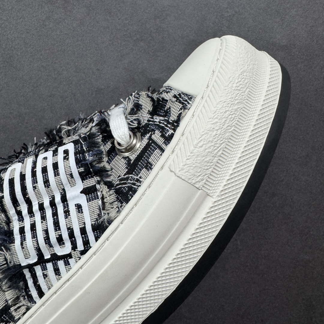 图片[5]-【广东纯原版本】WALK\’N\’DIOR 厚底时装板鞋 棉质刺绣oblique 印花dior 新款厚底刺绣帆布鞋 “厚底皮面灰色” Dior 2023春夏厚底刺绣布鞋增高效果不错 鞋面精工立体刺绣 精致高级 老花图案超百搭脚感也很舒服日常穿它肯定不会出错 大概有3-5厘米左右的增高 Walk\’n\’Dior 厚底运动鞋是一款时尚单品 提升该系列的格调 oblique印花棉质刺绣鞋面 搭配舒适厚底 鞋舌和 Christian Dior Paris 标志鞋带 可为各式休闲造型增添时髦气质 鞋舌鞋底和鞋带饰有品牌特色细节 EvA鞋底饰有Christian Dior 的幸运星符号另附鞋带一副 尺码 35 36 37 38 39 40-选品中心