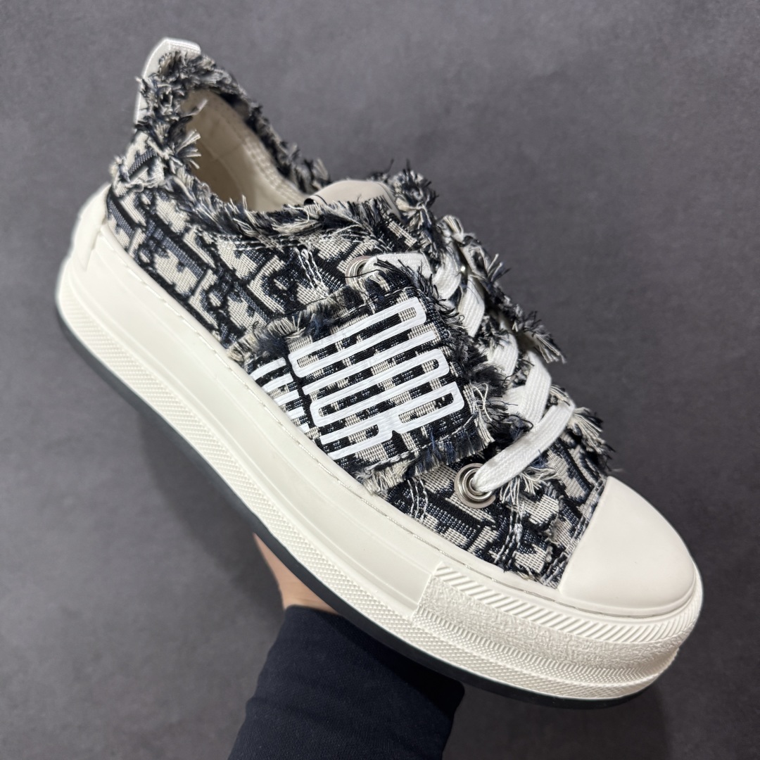 图片[3]-【广东纯原版本】WALK\’N\’DIOR 厚底时装板鞋 棉质刺绣oblique 印花dior 新款厚底刺绣帆布鞋 “厚底皮面灰色” Dior 2023春夏厚底刺绣布鞋增高效果不错 鞋面精工立体刺绣 精致高级 老花图案超百搭脚感也很舒服日常穿它肯定不会出错 大概有3-5厘米左右的增高 Walk\’n\’Dior 厚底运动鞋是一款时尚单品 提升该系列的格调 oblique印花棉质刺绣鞋面 搭配舒适厚底 鞋舌和 Christian Dior Paris 标志鞋带 可为各式休闲造型增添时髦气质 鞋舌鞋底和鞋带饰有品牌特色细节 EvA鞋底饰有Christian Dior 的幸运星符号另附鞋带一副 尺码 35 36 37 38 39 40-选品中心