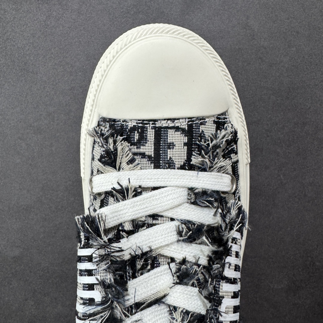 图片[8]-【广东纯原版本】WALK\’N\’DIOR 厚底时装板鞋 棉质刺绣oblique 印花dior 新款厚底刺绣帆布鞋 “厚底皮面灰色” Dior 2023春夏厚底刺绣布鞋增高效果不错 鞋面精工立体刺绣 精致高级 老花图案超百搭脚感也很舒服日常穿它肯定不会出错 大概有3-5厘米左右的增高 Walk\’n\’Dior 厚底运动鞋是一款时尚单品 提升该系列的格调 oblique印花棉质刺绣鞋面 搭配舒适厚底 鞋舌和 Christian Dior Paris 标志鞋带 可为各式休闲造型增添时髦气质 鞋舌鞋底和鞋带饰有品牌特色细节 EvA鞋底饰有Christian Dior 的幸运星符号另附鞋带一副 尺码 35 36 37 38 39 40-选品中心