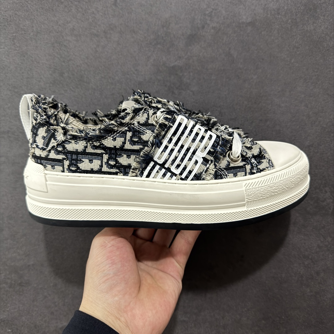 【广东纯原版本】WALK\'N\'DIOR 厚底时装板鞋 棉质刺绣oblique 印花dior 新款厚底刺绣帆布鞋 “厚底皮面灰色” Dior 2023春夏厚底刺绣布鞋增高效果不错 鞋面精工立体刺绣 精致高级 老花图案超百搭脚感也很舒服日常穿它肯定不会出错 大概有3-5厘米左右的增高 Walk\'n\'Dior 厚底运动鞋是一款时尚单品 提升该系列的格调 oblique印花棉质刺绣鞋面 搭配舒适厚底 鞋舌和 Christian Dior Paris 标志鞋带 可为各式休闲造型增添时髦气质 鞋舌鞋底和鞋带饰有品牌特色细节 EvA鞋底饰有Christian Dior 的幸运星符号另附鞋带一副 尺码 35 36 37 38 39 40-选品中心
