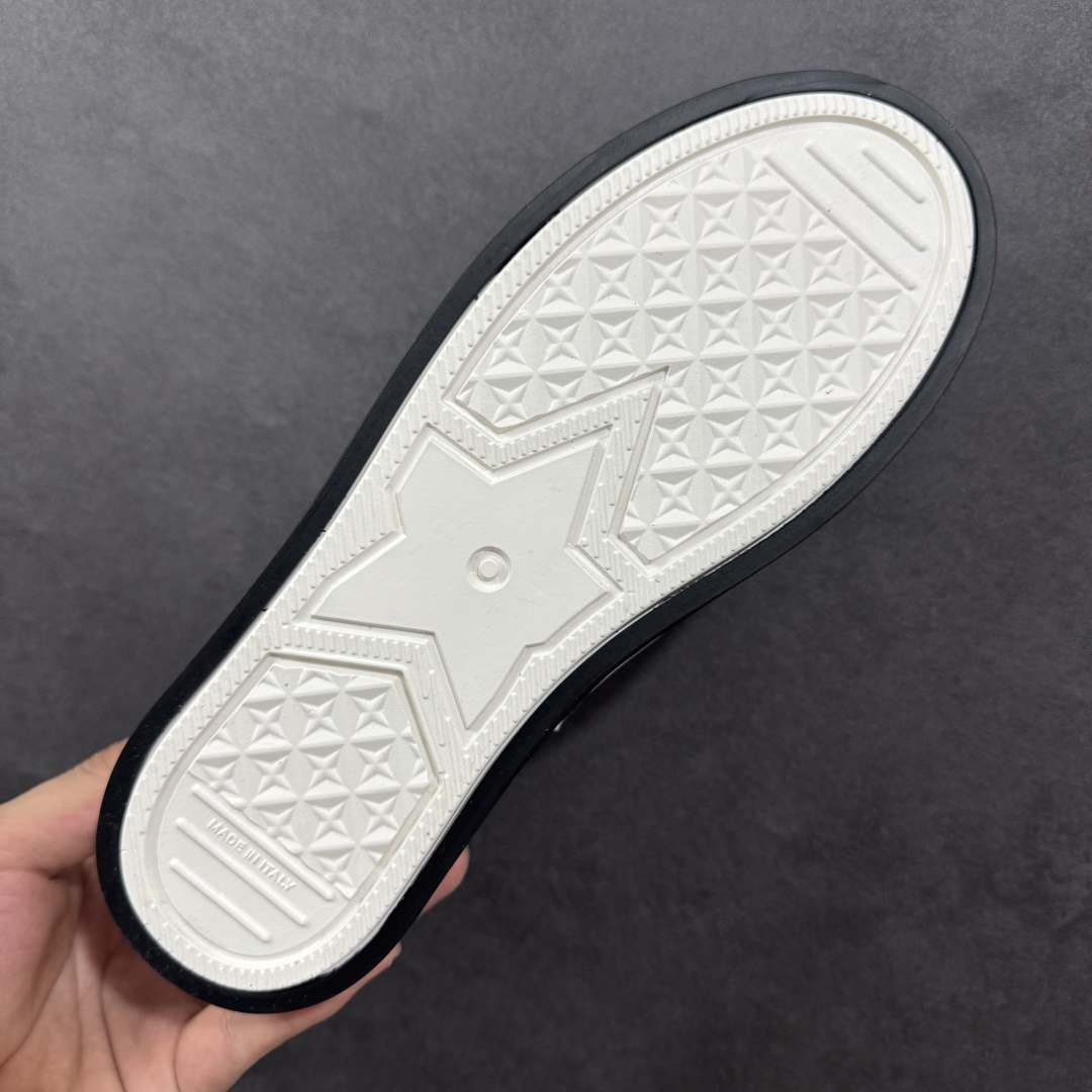 图片[9]-【广东纯原版本】WALK\’N\’DIOR 厚底时装板鞋 棉质刺绣oblique 印花dior 新款厚底刺绣帆布鞋 “厚底皮面灰色” Dior 2023春夏厚底刺绣布鞋增高效果不错 鞋面精工立体刺绣 精致高级 老花图案超百搭脚感也很舒服日常穿它肯定不会出错 大概有3-5厘米左右的增高 Walk\’n\’Dior 厚底运动鞋是一款时尚单品 提升该系列的格调 oblique印花棉质刺绣鞋面 搭配舒适厚底 鞋舌和 Christian Dior Paris 标志鞋带 可为各式休闲造型增添时髦气质 鞋舌鞋底和鞋带饰有品牌特色细节 EvA鞋底饰有Christian Dior 的幸运星符号另附鞋带一副 尺码 35 36 37 38 39 40-选品中心