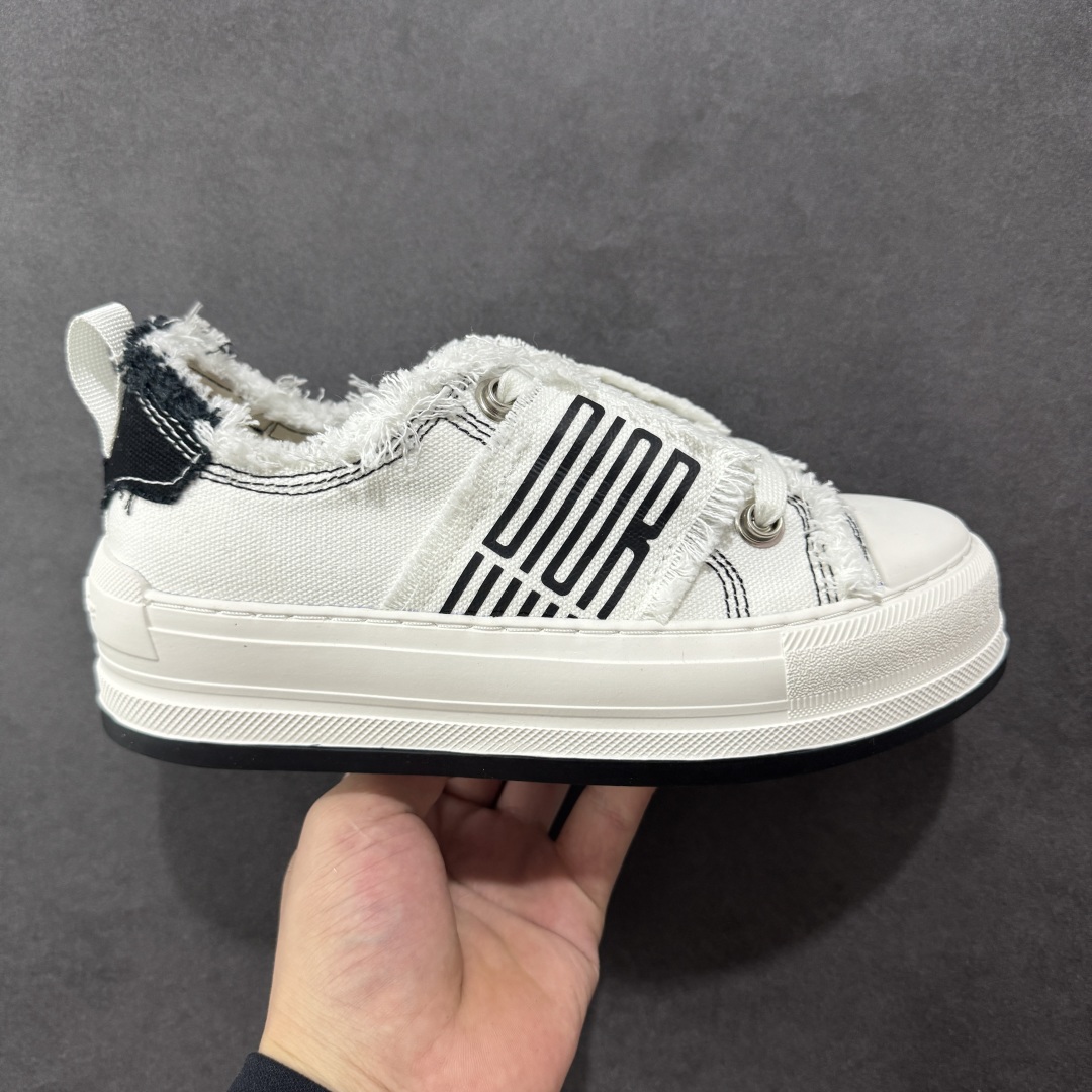 【广东纯原版本】WALK\'N\'DIOR 厚底时装板鞋 棉质刺绣oblique 印花dior 新款厚底刺绣帆布鞋 “厚底皮面灰色” Dior 2023春夏厚底刺绣布鞋增高效果不错 鞋面精工立体刺绣 精致高级 老花图案超百搭脚感也很舒服日常穿它肯定不会出错 大概有3-5厘米左右的增高 Walk\'n\'Dior 厚底运动鞋是一款时尚单品 提升该系列的格调 oblique印花棉质刺绣鞋面 搭配舒适厚底 鞋舌和 Christian Dior Paris 标志鞋带 可为各式休闲造型增添时髦气质 鞋舌鞋底和鞋带饰有品牌特色细节 EvA鞋底饰有Christian Dior 的幸运星符号另附鞋带一副 尺码 35 36 37 38 39 40-选品中心