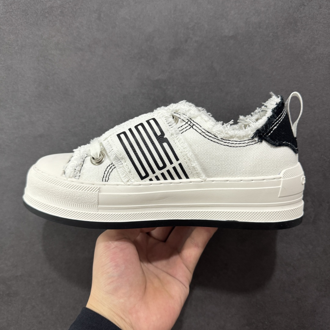 图片[2]-【广东纯原版本】WALK\’N\’DIOR 厚底时装板鞋 棉质刺绣oblique 印花dior 新款厚底刺绣帆布鞋 “厚底皮面灰色” Dior 2023春夏厚底刺绣布鞋增高效果不错 鞋面精工立体刺绣 精致高级 老花图案超百搭脚感也很舒服日常穿它肯定不会出错 大概有3-5厘米左右的增高 Walk\’n\’Dior 厚底运动鞋是一款时尚单品 提升该系列的格调 oblique印花棉质刺绣鞋面 搭配舒适厚底 鞋舌和 Christian Dior Paris 标志鞋带 可为各式休闲造型增添时髦气质 鞋舌鞋底和鞋带饰有品牌特色细节 EvA鞋底饰有Christian Dior 的幸运星符号另附鞋带一副 尺码 35 36 37 38 39 40-选品中心